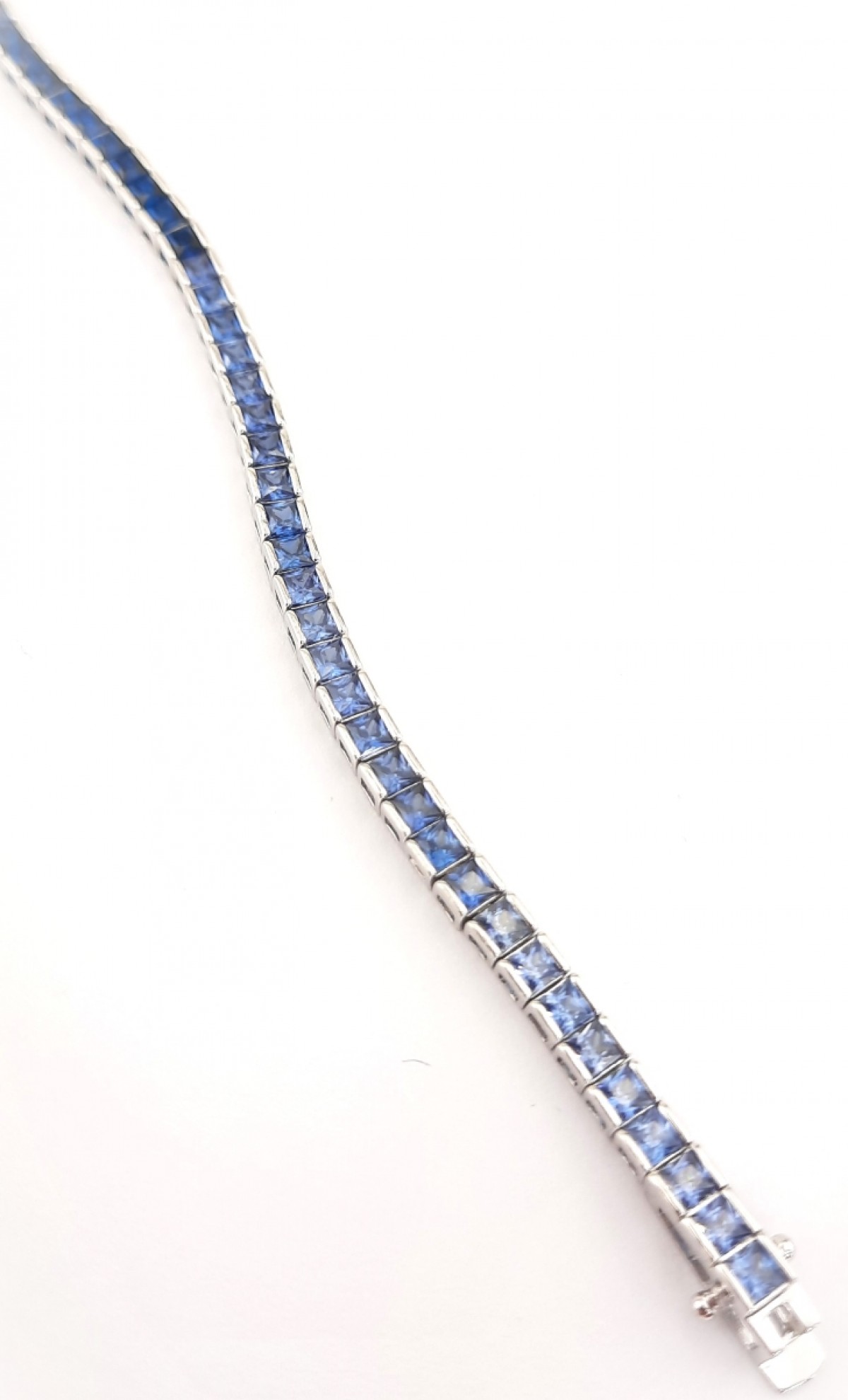 Açık ve Koyu Lacivert Renkli Prenses Kesim Taşlı Su Yolu Gümüş Bileklik (3 mm) Açık ve Koyu Lacivert Renkli Prenses Kesim Taşlı Su Yolu Gümüş Bileklik (3 mm)