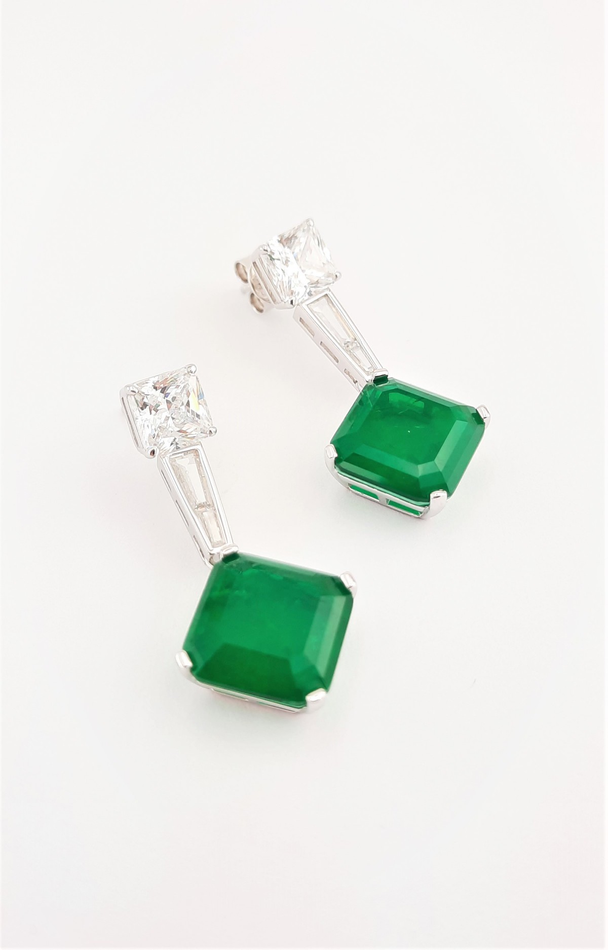 Aşer Kesim Turmalin Taşlı Sallantılı Gümüş Küpe Aşer Kesim Turmalin Taşlı Sallantılı Gümüş Küpe