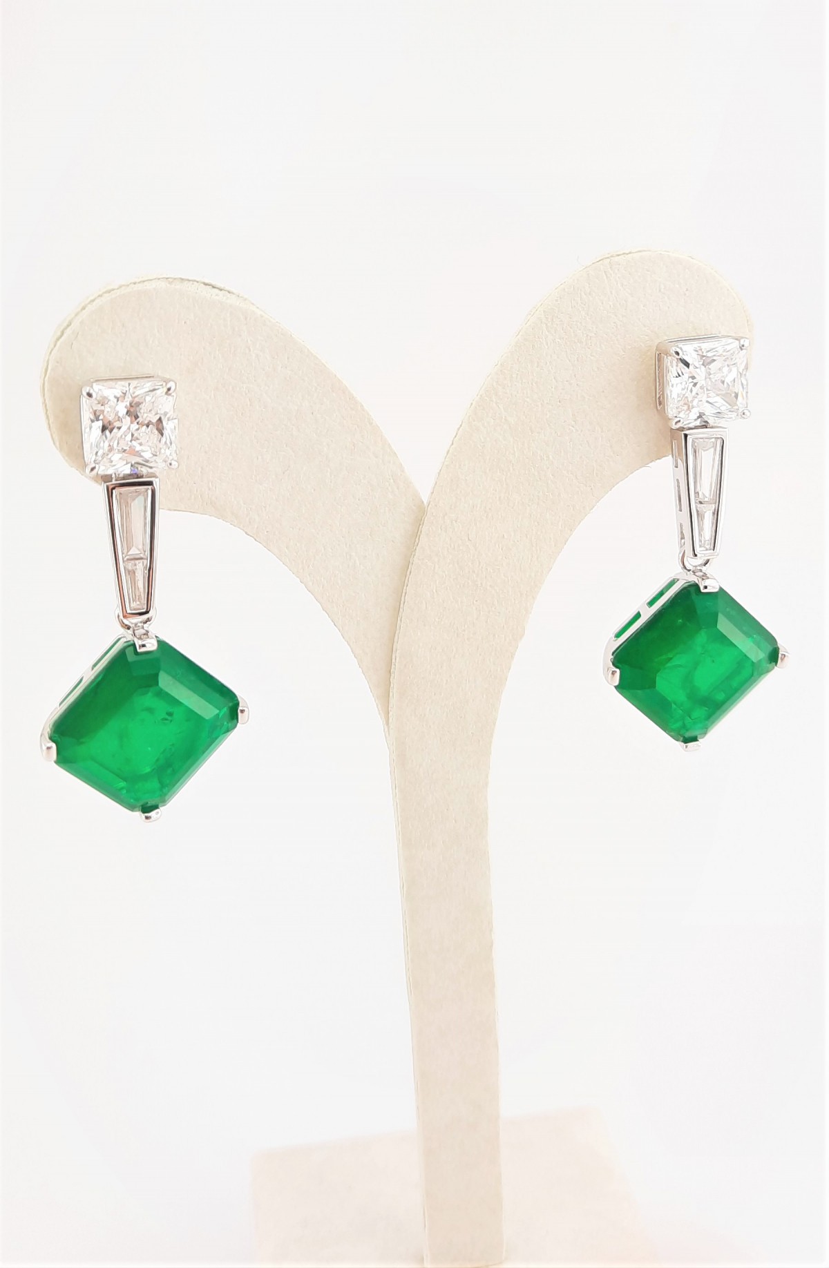 Aşer Kesim Turmalin Taşlı Sallantılı Gümüş Küpe Aşer Kesim Turmalin Taşlı Sallantılı Gümüş Küpe