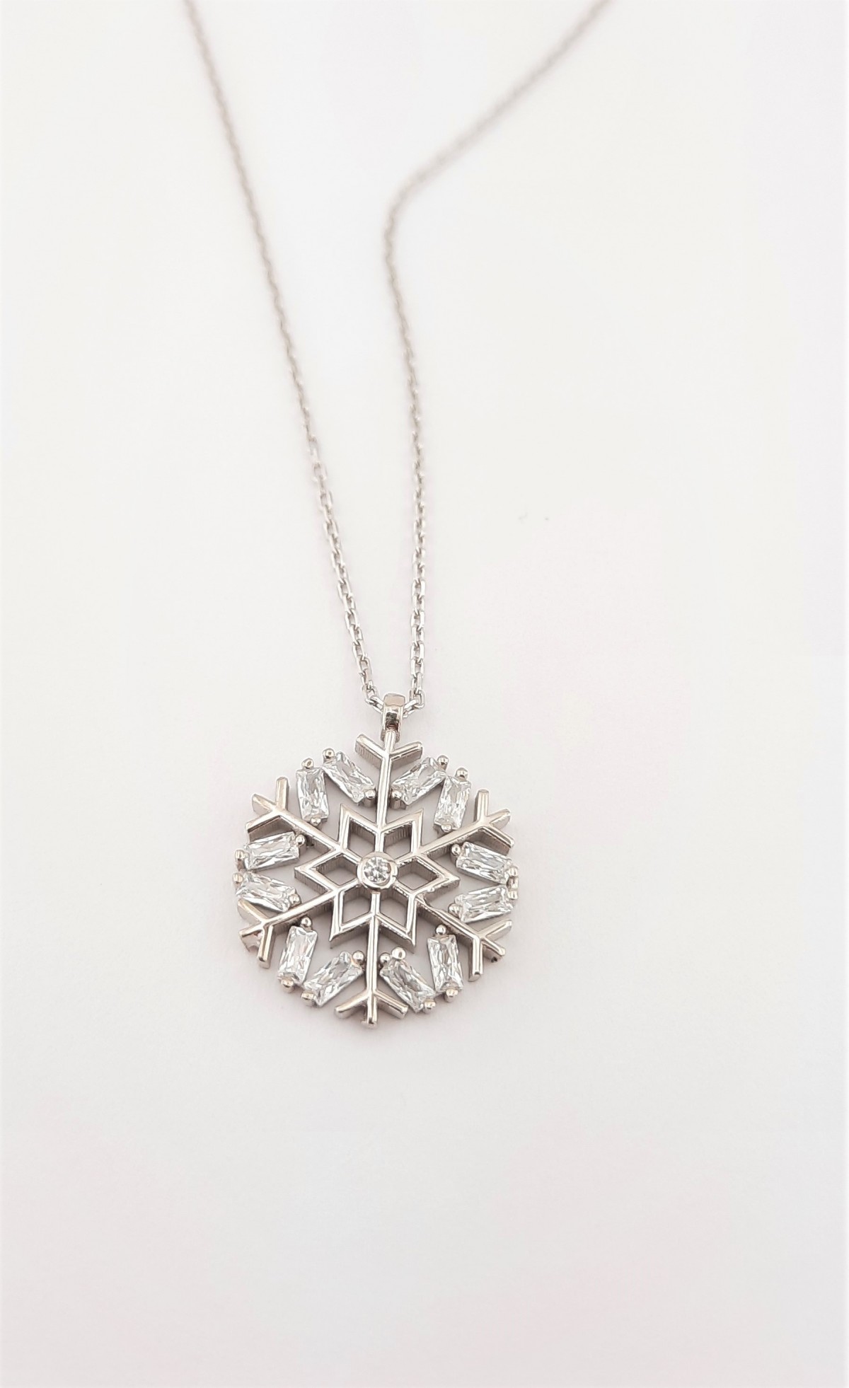 Baget Taşlı Işıltılı Kar Kristali Gümüş Kolye Baget Taşlı Işıltılı Kar Kristali Gümüş Kolye