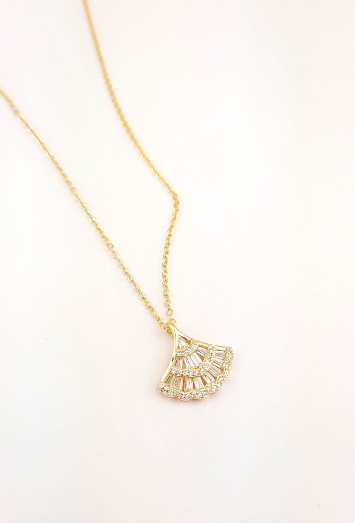 Baget Taşlı Yelpaze Gold Gümüş Kolye Baget Taşlı Yelpaze Gold Gümüş Kolye