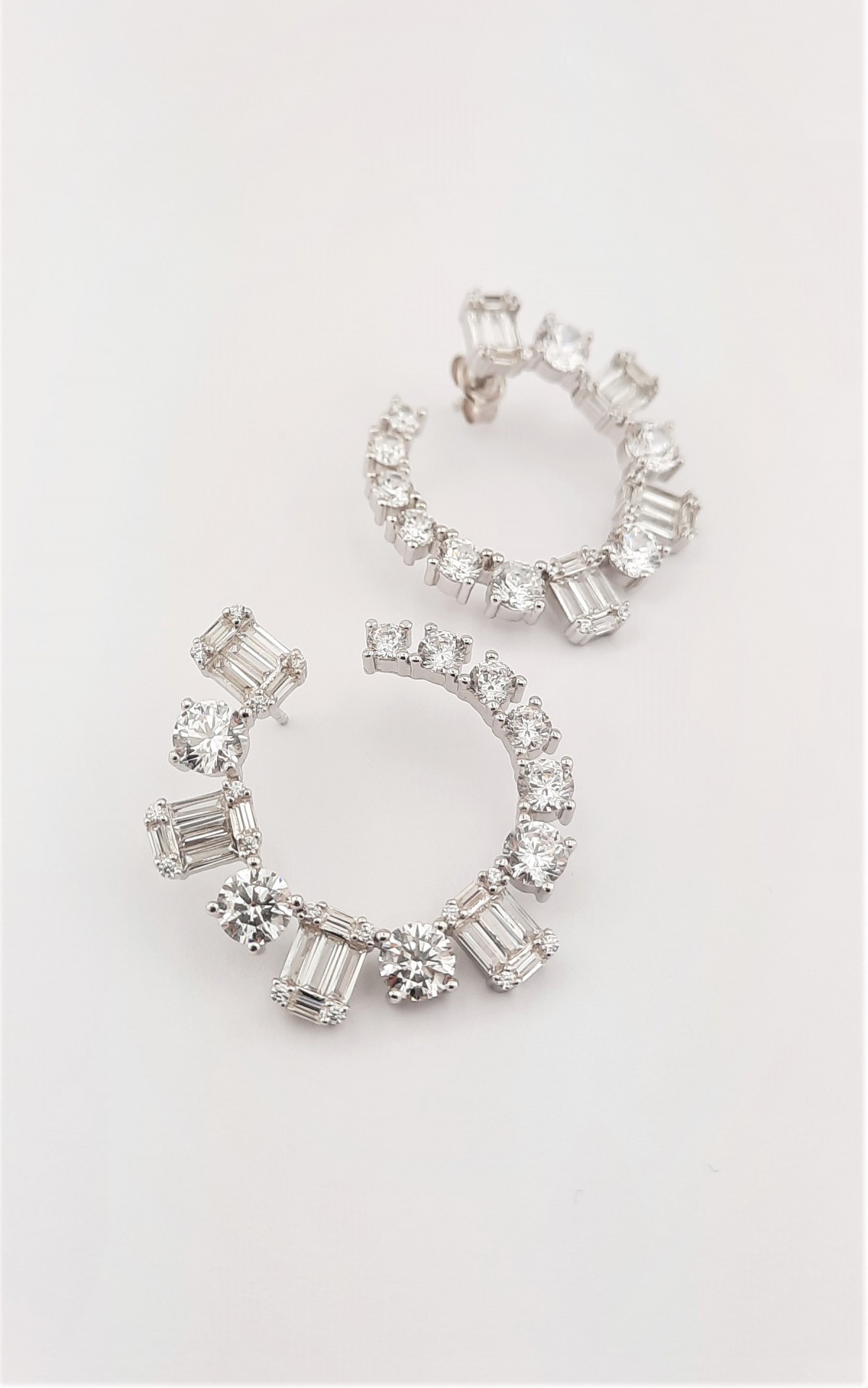 Bagetli ve Yuvarlak Taşlı Çivili Gümüş Küpe Bagetli ve Yuvarlak Taşlı Çivili Gümüş Küpe