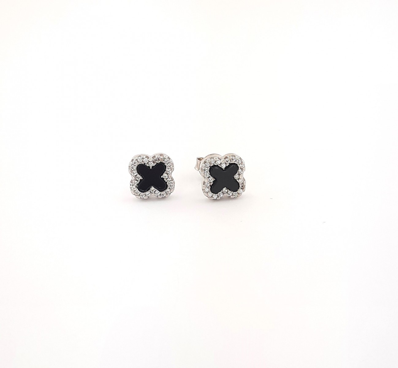 Çevresi Minik Taşlı Onix Taşlı Küçük Yonca Model Gümüş Küpe Çevresi Minik Taşlı Onix Taşlı Küçük Yonca Model Gümüş Küpe