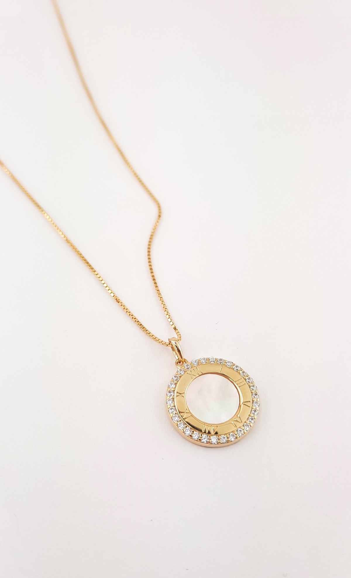 Çevresi Minik Taşlı Ortası Sedefli Gümüş Kolye Çevresi Minik Taşlı Ortası Sedefli Gümüş Kolye