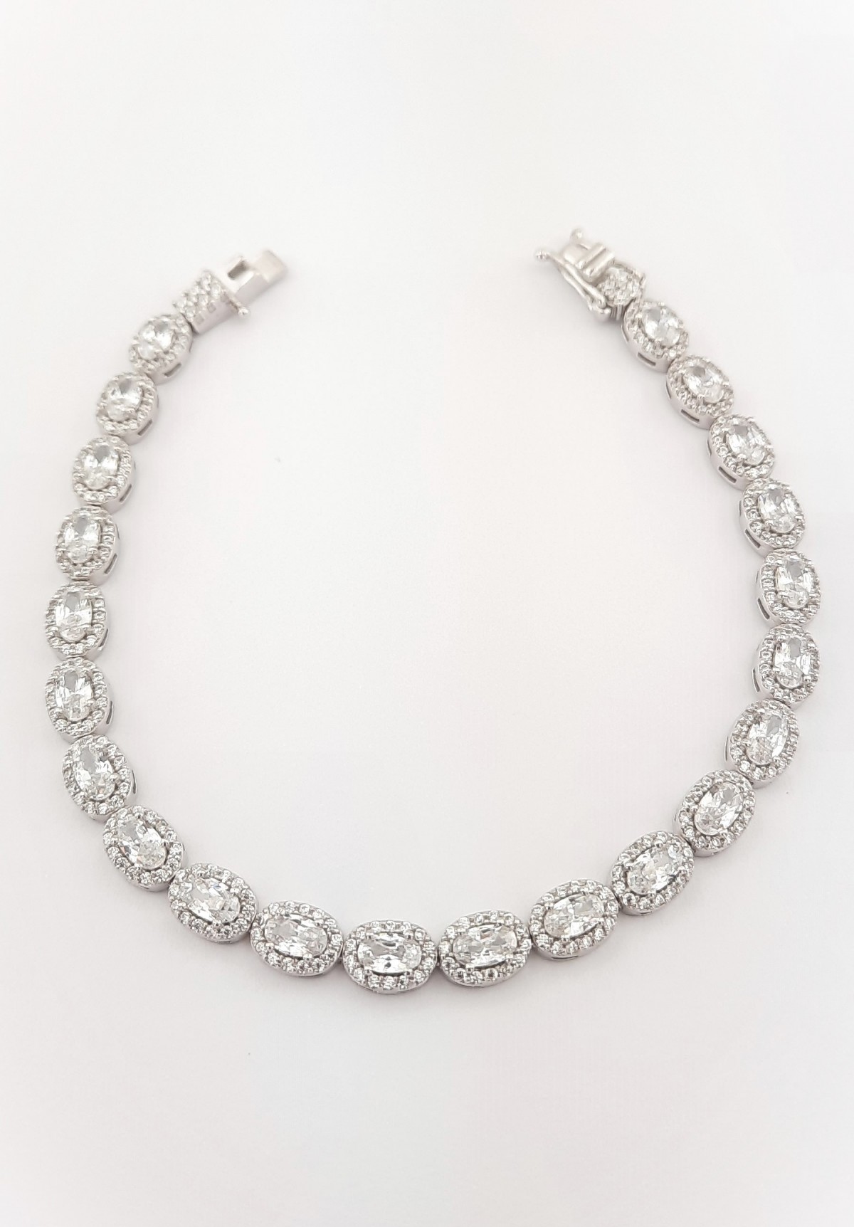 Çevresi Minik Taşlı Oval Kesim Taşlı Su Yolu Gümüş Bileklik Çevresi Minik Taşlı Oval Kesim Taşlı Su Yolu Gümüş Bileklik