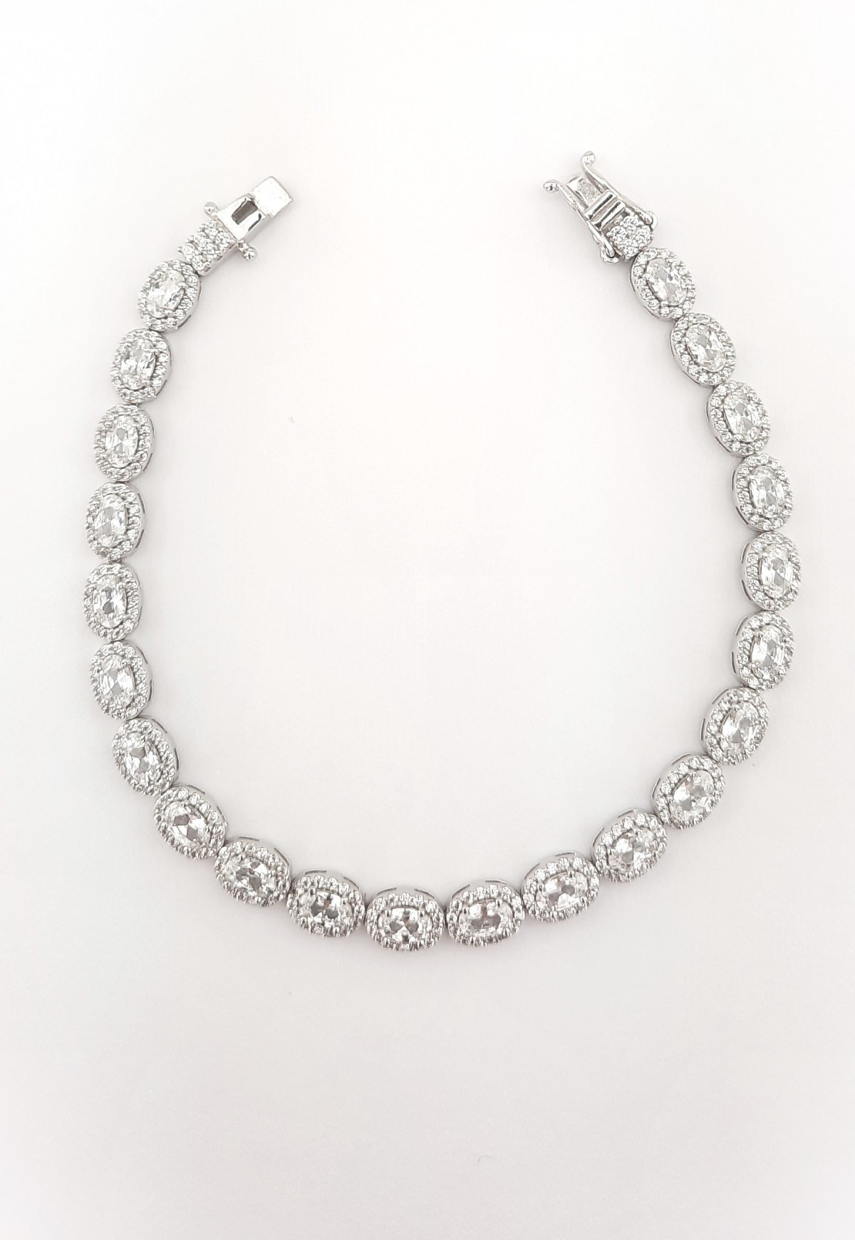 Çevresi Minik Taşlı Oval Kesim Taşlı Su Yolu Gümüş Bileklik Çevresi Minik Taşlı Oval Kesim Taşlı Su Yolu Gümüş Bileklik