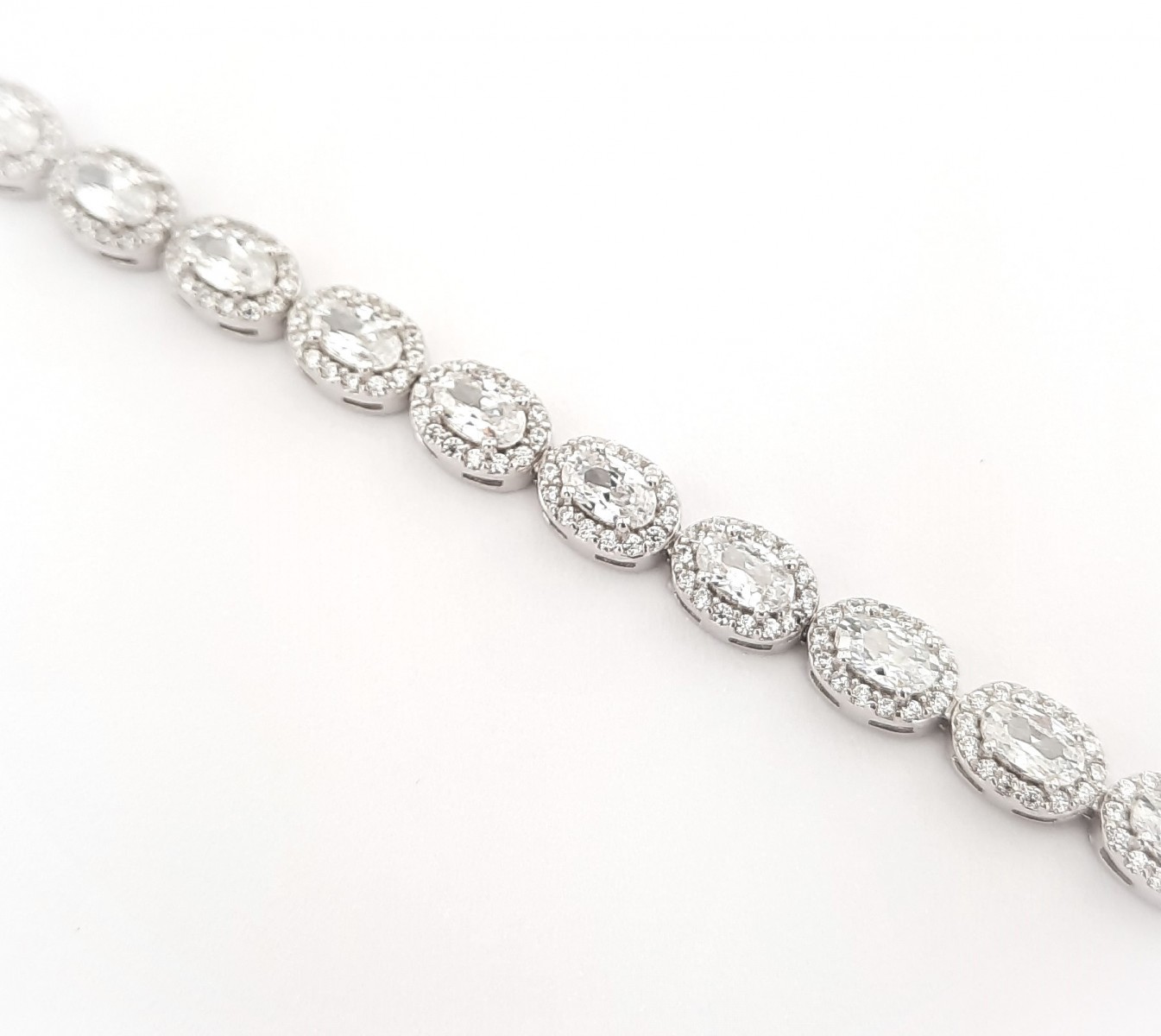 Çevresi Minik Taşlı Oval Kesim Taşlı Su Yolu Gümüş Bileklik Çevresi Minik Taşlı Oval Kesim Taşlı Su Yolu Gümüş Bileklik