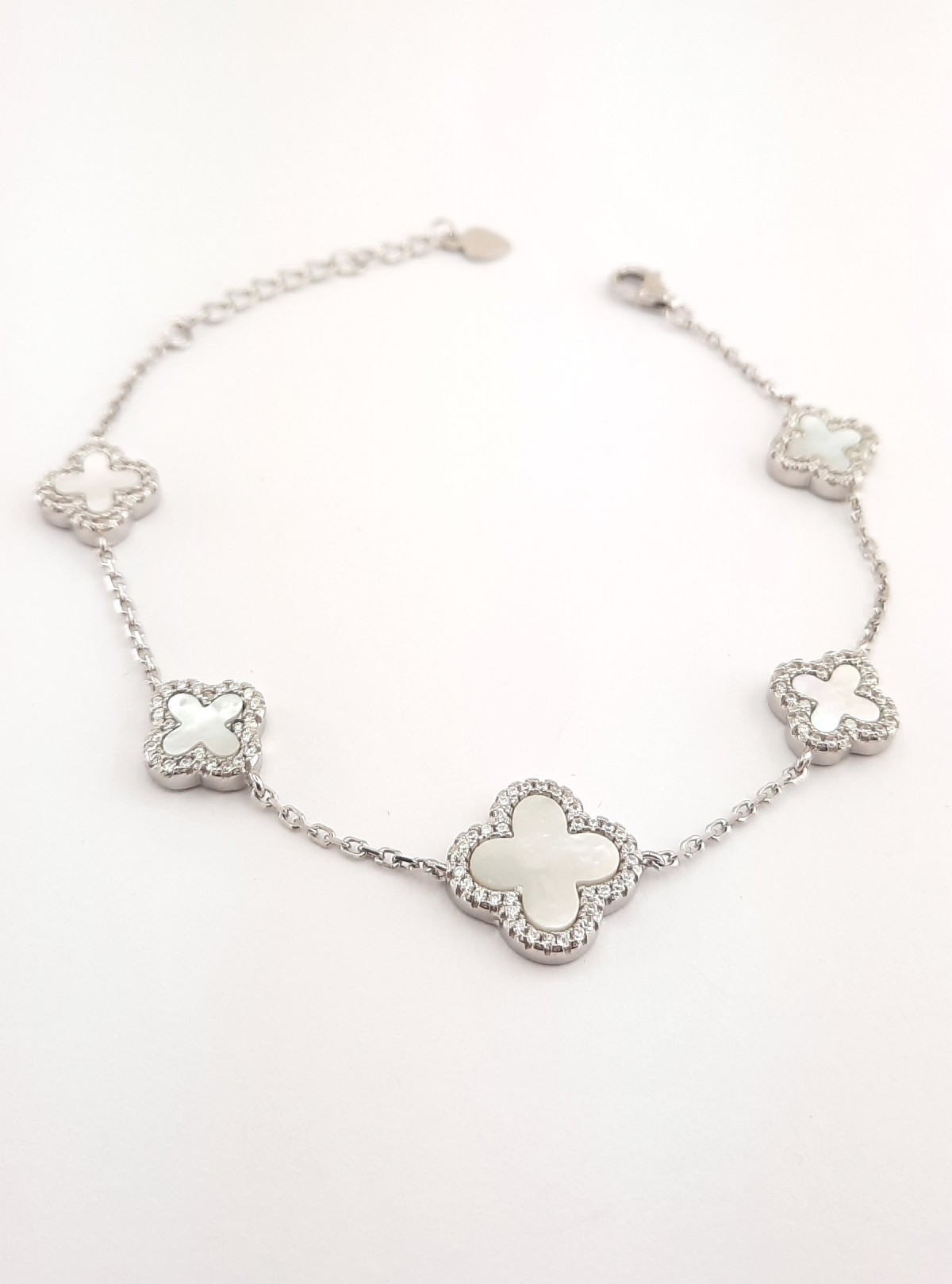 Çevresi Minik Taşlı Sedef Taşlı Yonca Model Gümüş Bileklik Çevresi Minik Taşlı Sedef Taşlı Yonca Model Gümüş Bileklik