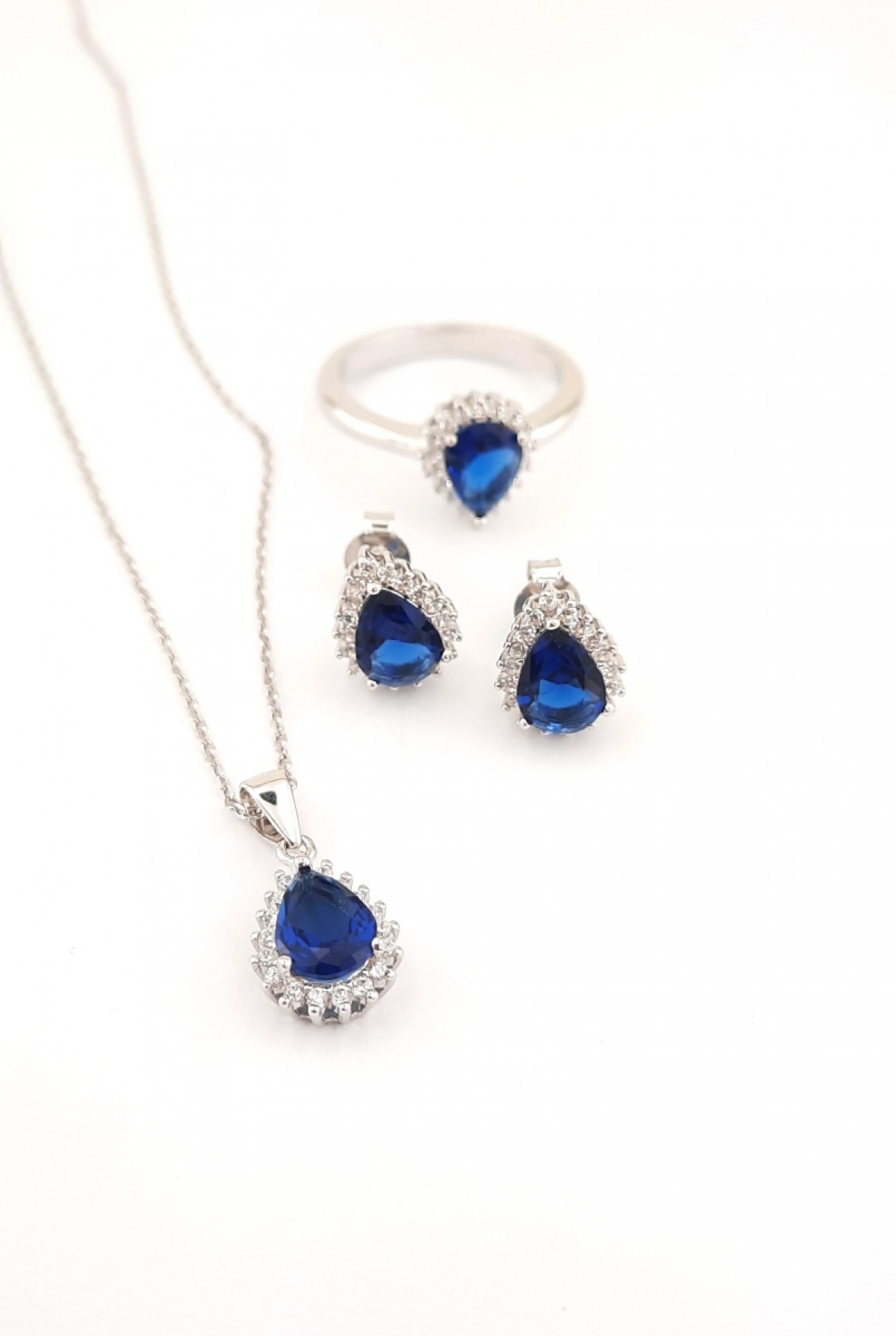 Çevresi Taşlı Model Damla Kesim Safir Renk Taşlı Gümüş Set