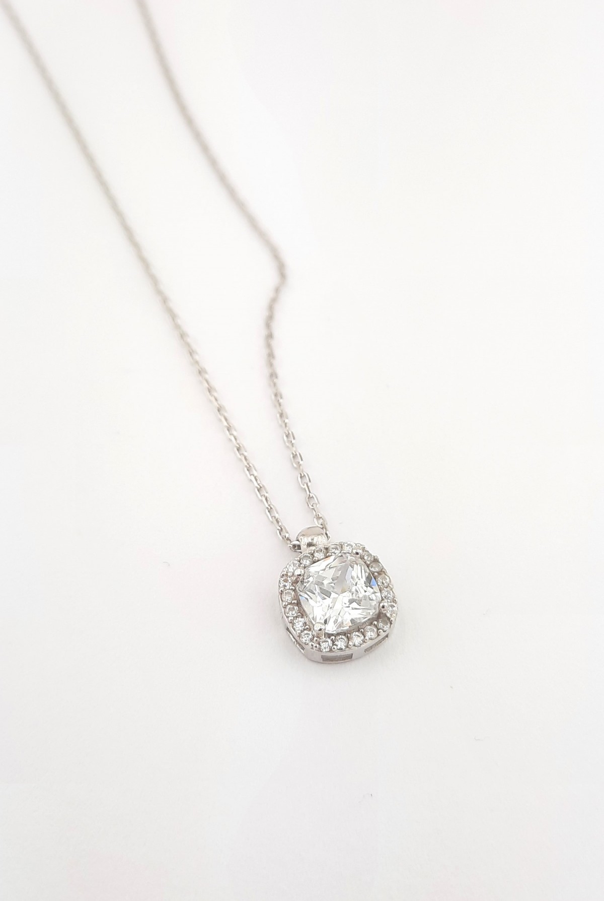 Çevresi Taşlı Model Yastık Kesim Tektaşlı Gümüş Kolye Çevresi Taşlı Model Yastık Kesim Tektaşlı Gümüş Kolye