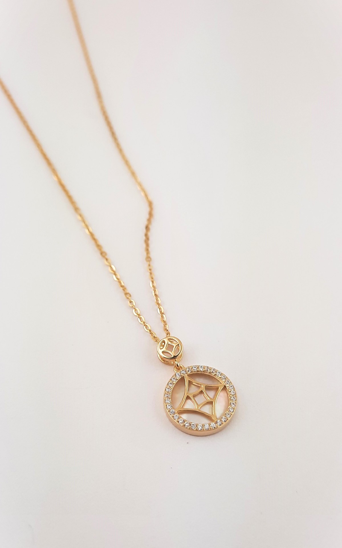 Çevresi Taşlı Ortası Desenli Sedefli Gümüş Kolye Çevresi Taşlı Ortası Desenli Sedefli Gümüş Kolye