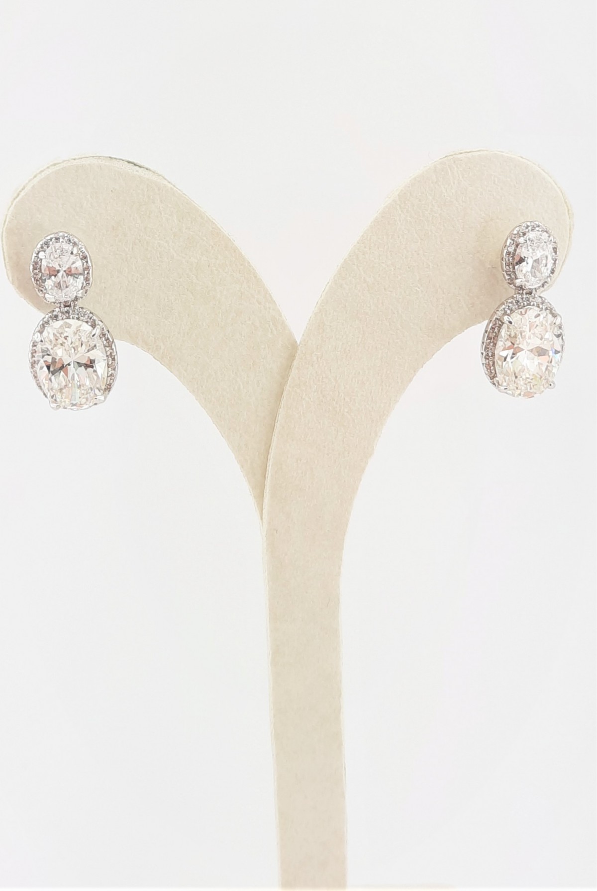 Çevresi Taşlı Oval Kesim İki Taşlı Gümüş Küpe Çevresi Taşlı Oval Kesim İki Taşlı Gümüş Küpe