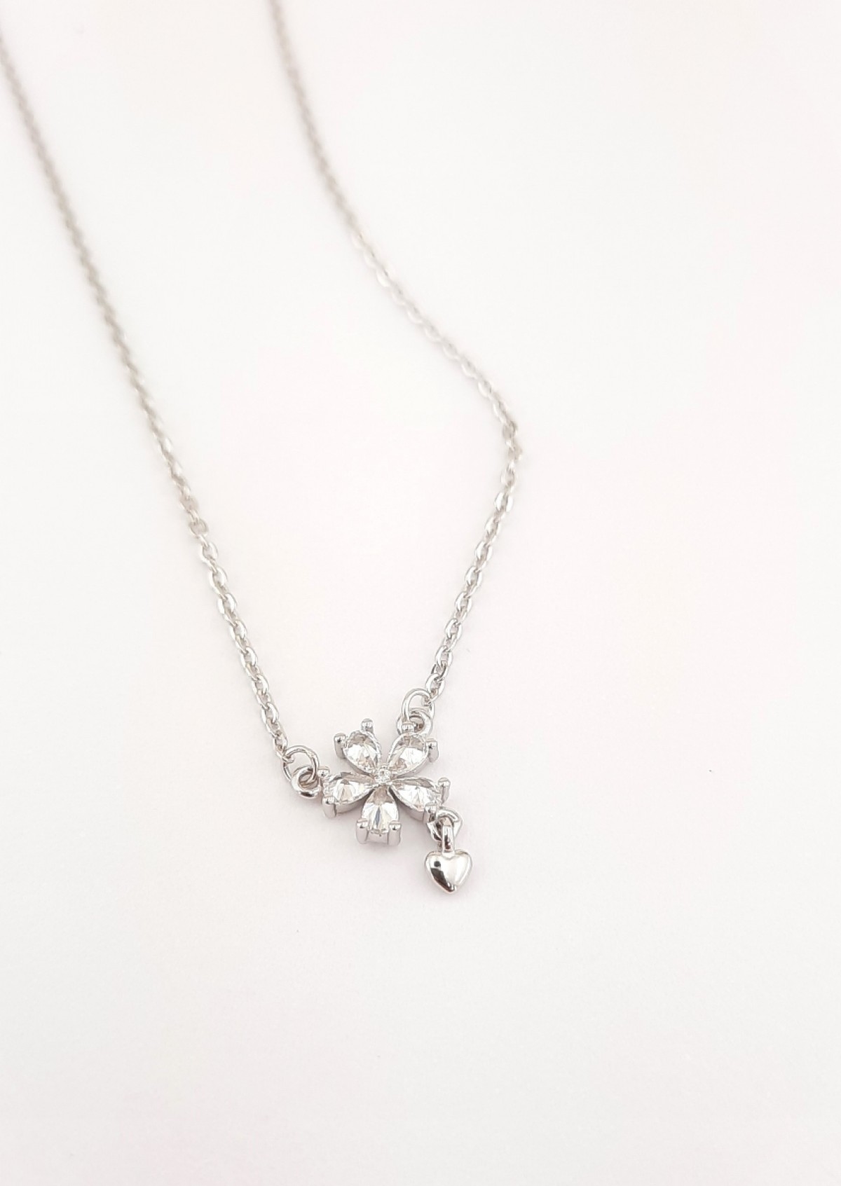 Çiçek ve Sallantılı Minik Kalpli Gümüş Kolye