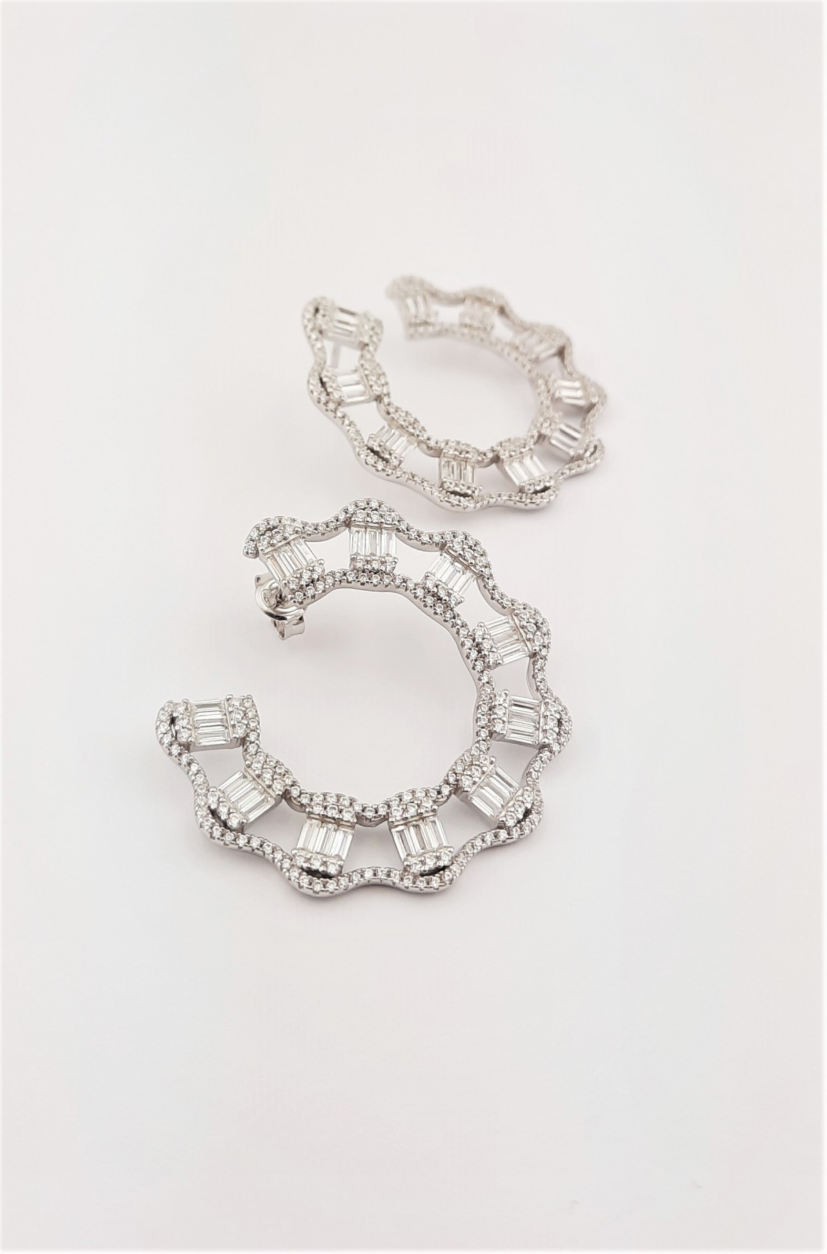 Çoklu Baget Modelli Çivili Gümüş Küpe Çoklu Baget Modelli Çivili Gümüş Küpe