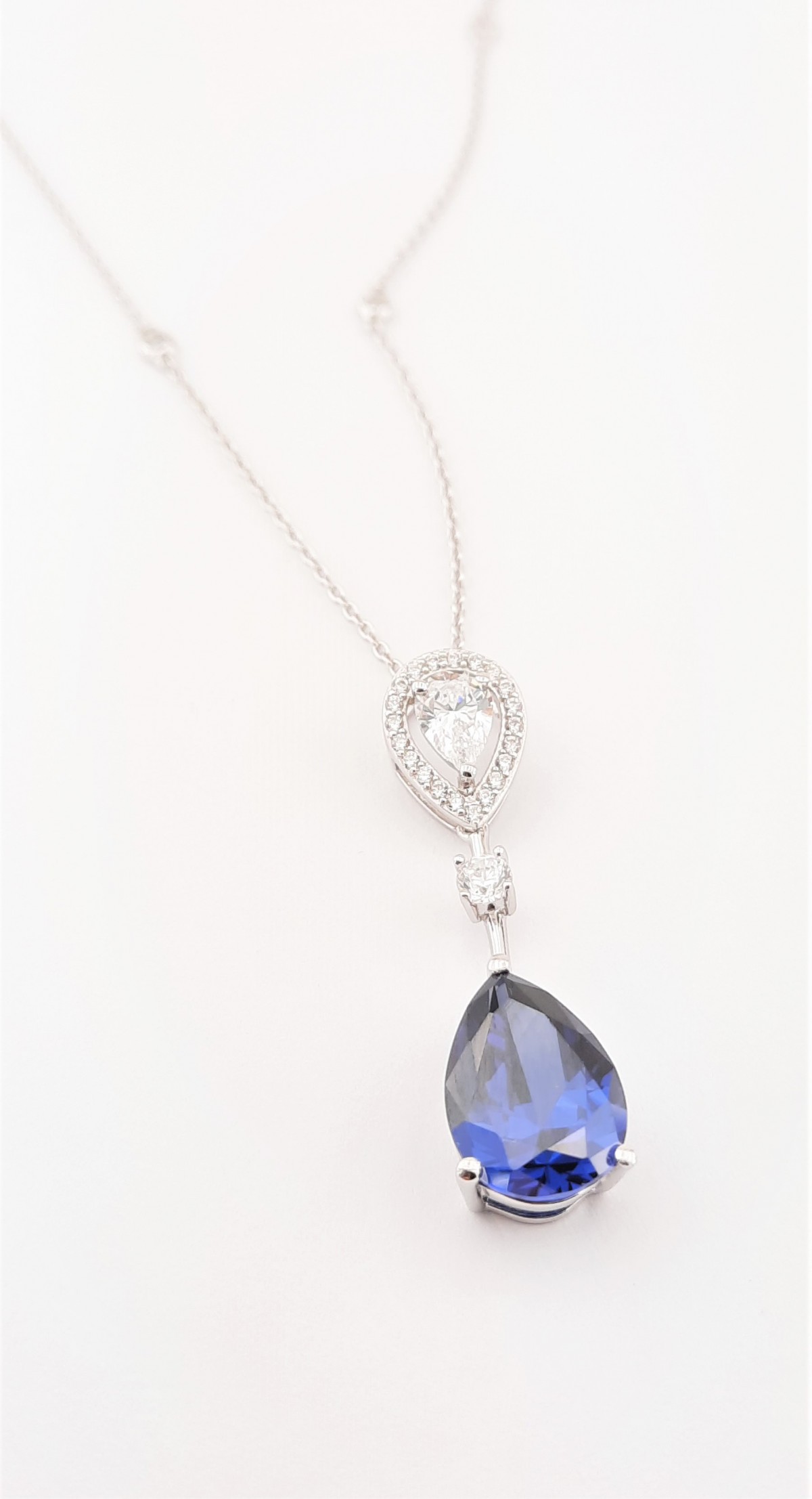 Damla Kesim Lacivert Taşlı Sallantılı Gümüş Kolye Damla Kesim Lacivert Taşlı Sallantılı Gümüş Kolye