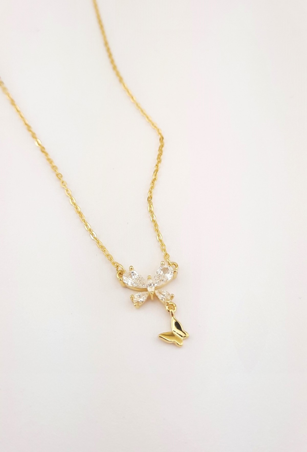 Damla Taşlı Sallantılı Kelebek Gold Gümüş Kolye Damla Taşlı Sallantılı Kelebek Gold Gümüş Kolye