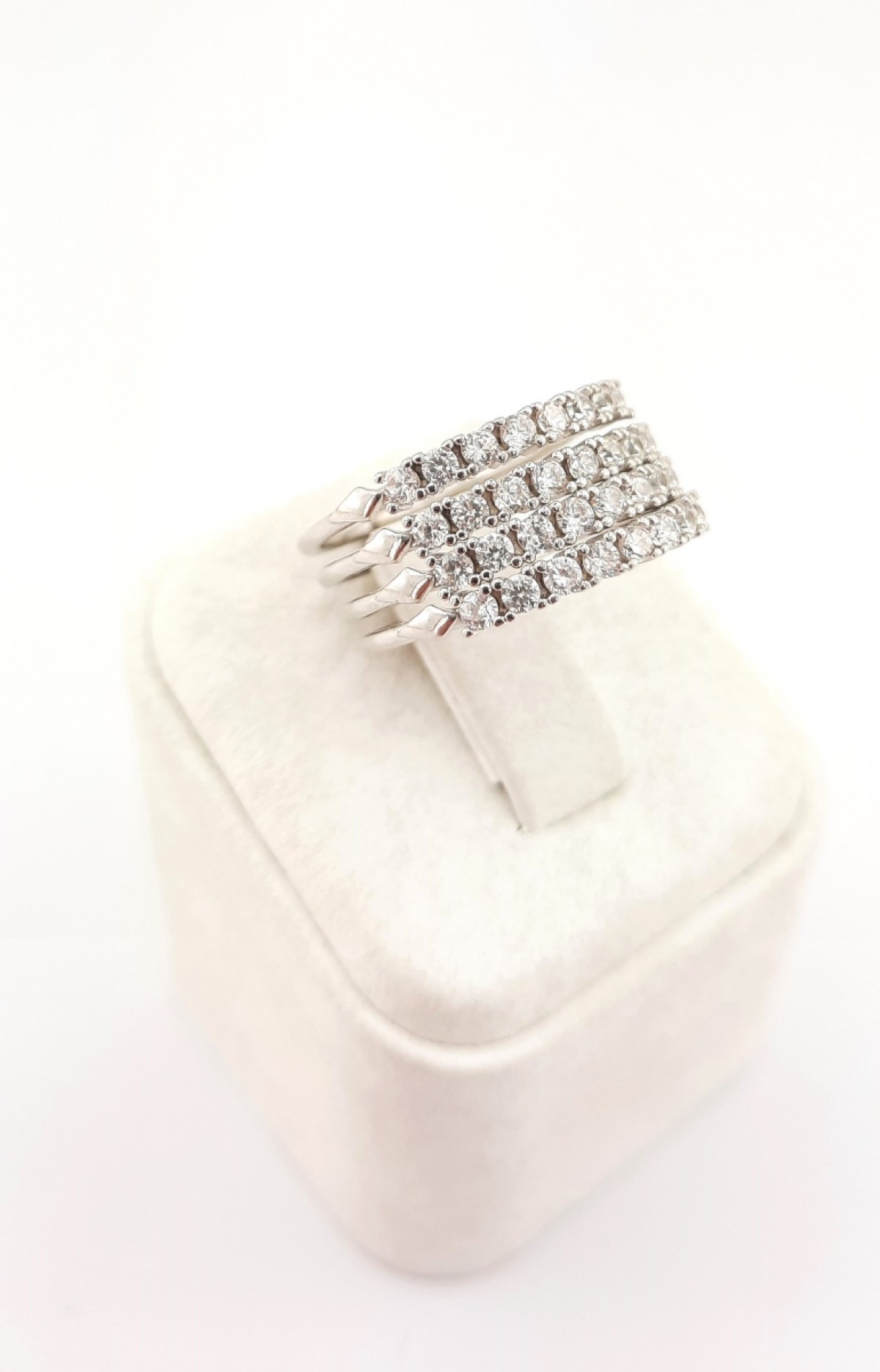 Dört Sıralı Sekiztaş Trend Gümüş Yüzük Dört Sıralı Sekiztaş Trend Gümüş Yüzük