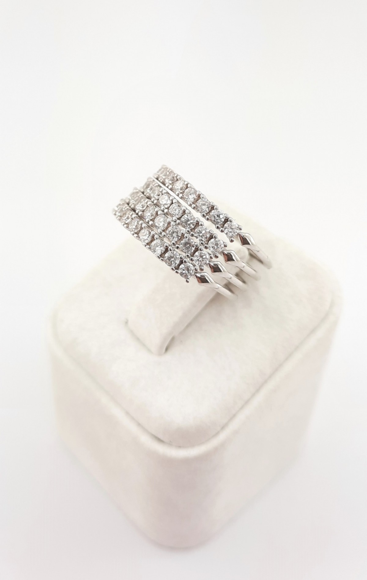 Dört Sıralı Sekiztaş Trend Gümüş Yüzük Dört Sıralı Sekiztaş Trend Gümüş Yüzük