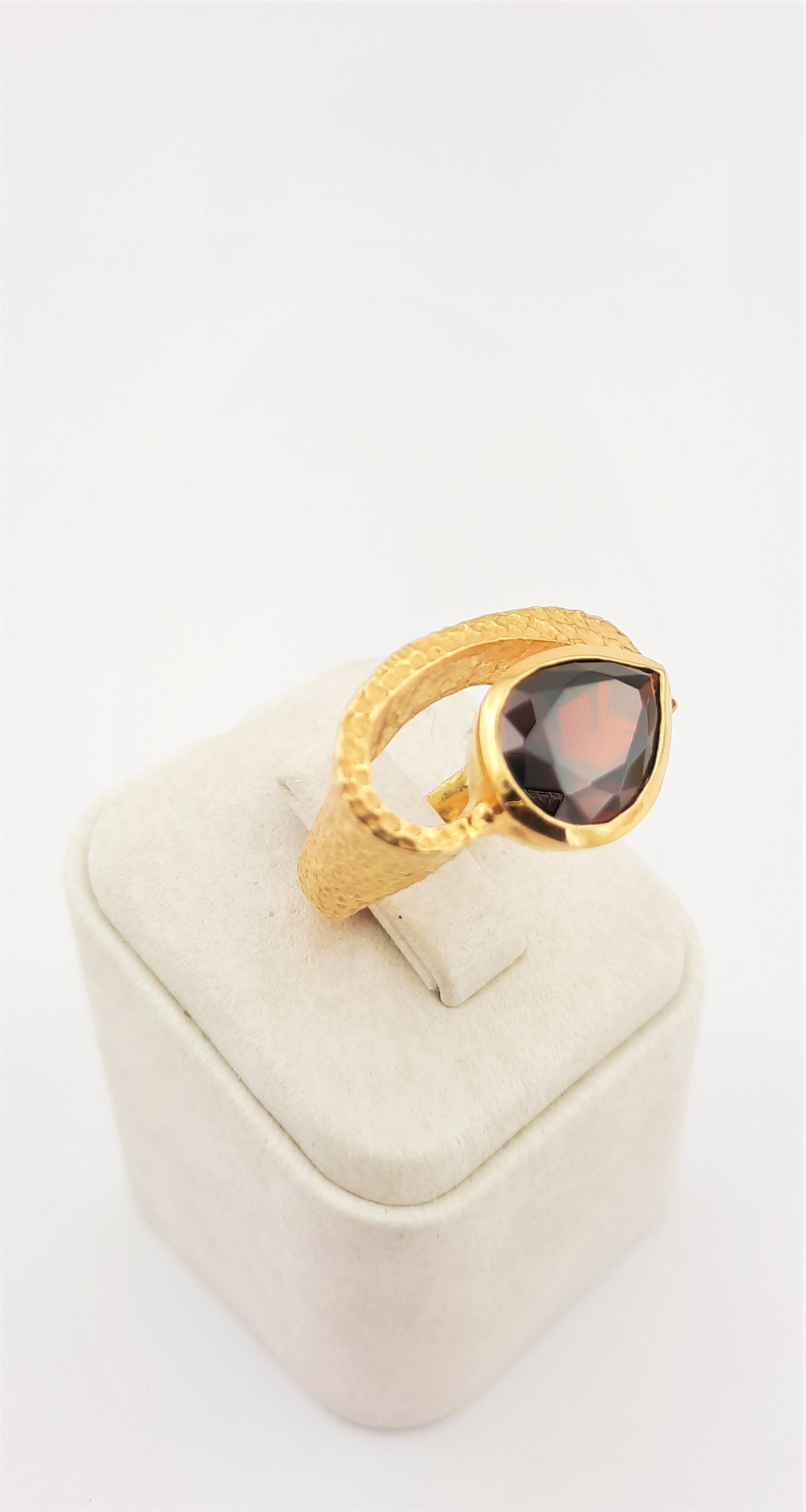 Garnet Taşlı Dövme Model Tasarım Gümüş Yüzük Garnet Taşlı Dövme Model Tasarım Gümüş Yüzük