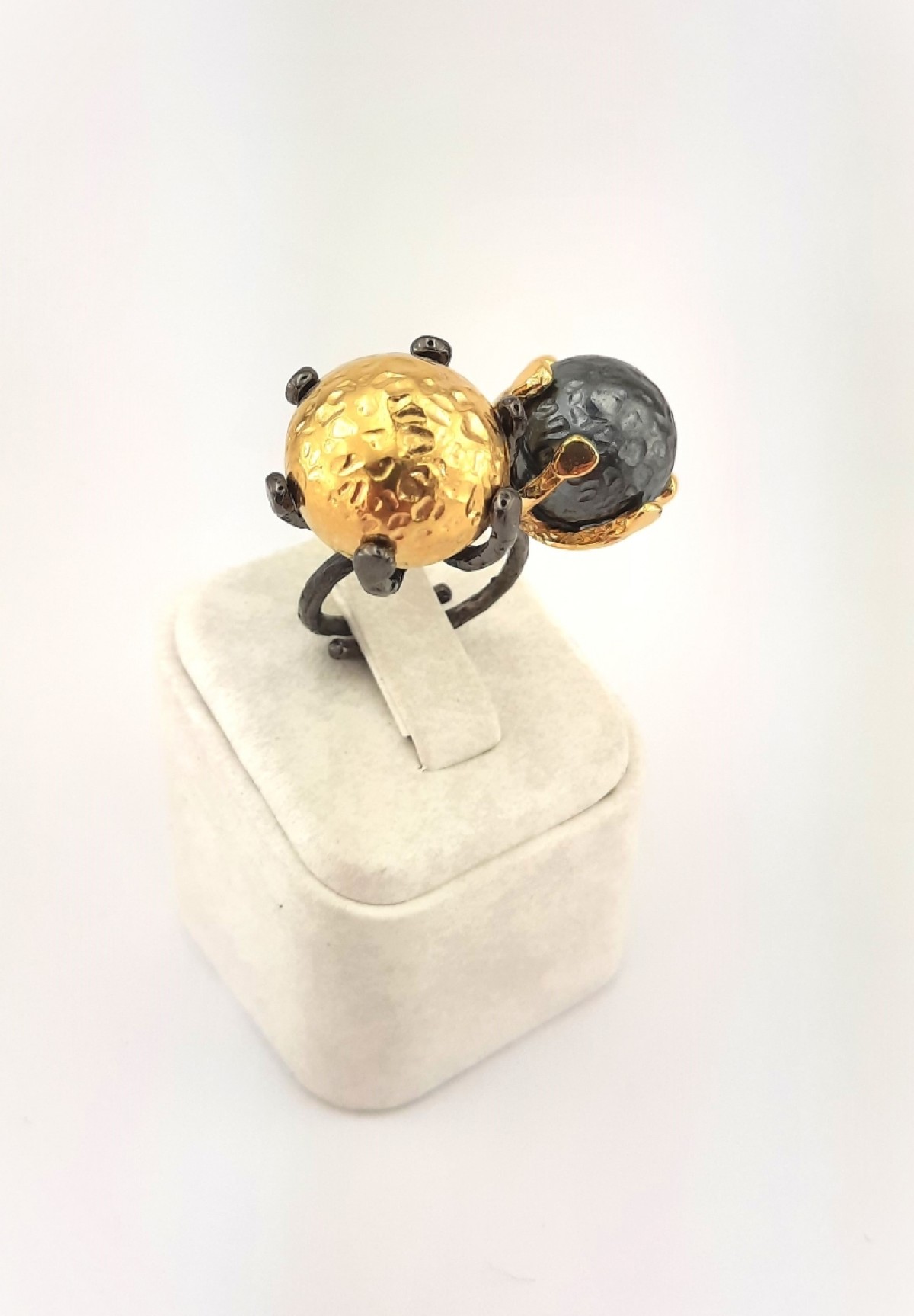 Gold ve Oksitli Dövme Desen Toplu Gümüş Yüzük Gold ve Oksitli Dövme Desen Toplu Gümüş Yüzük