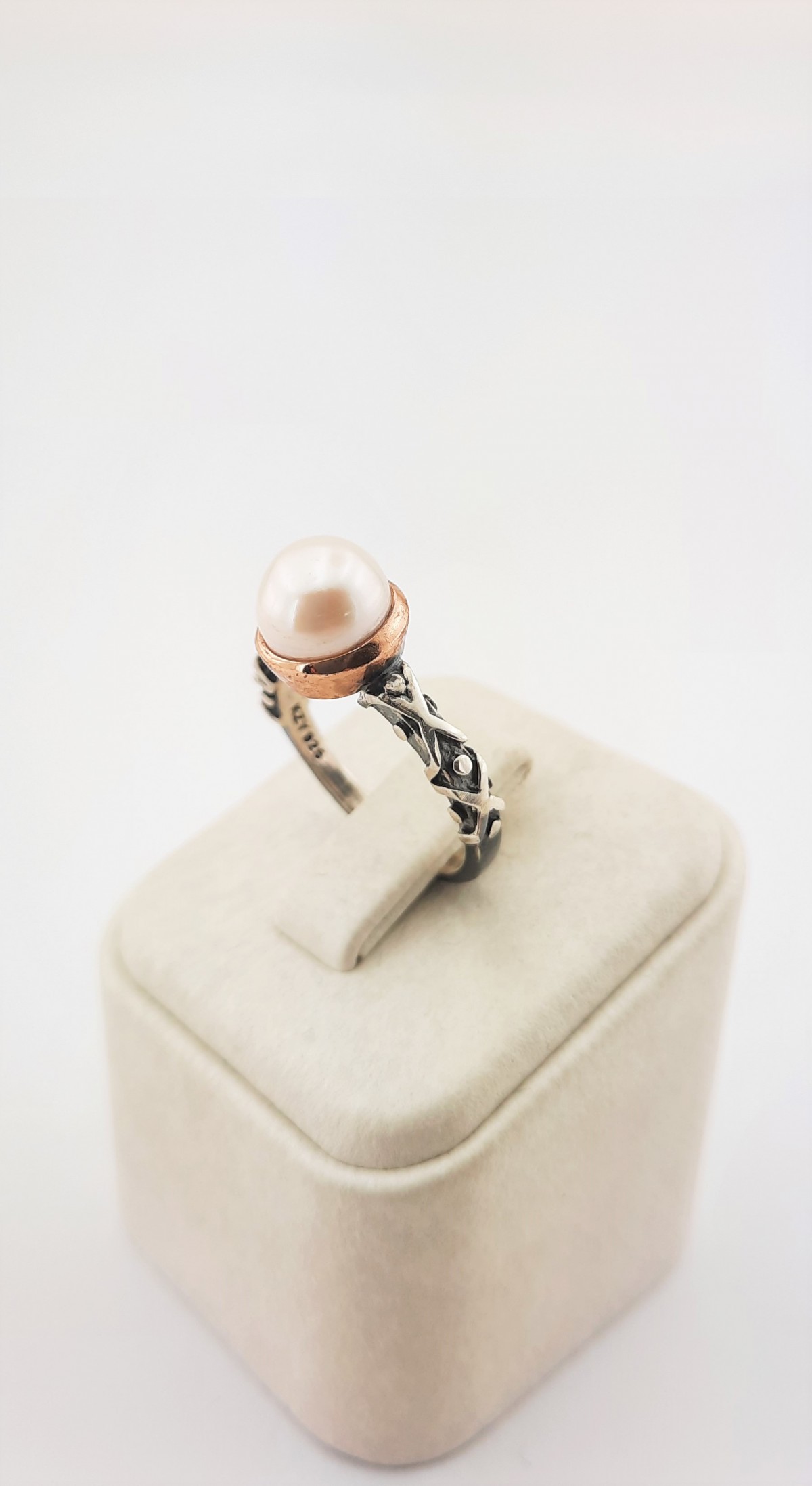 Yanları Çarpı Desenli İnci Gümüş Yüzük Yanları Çarpı Desenli İnci Gümüş Yüzük