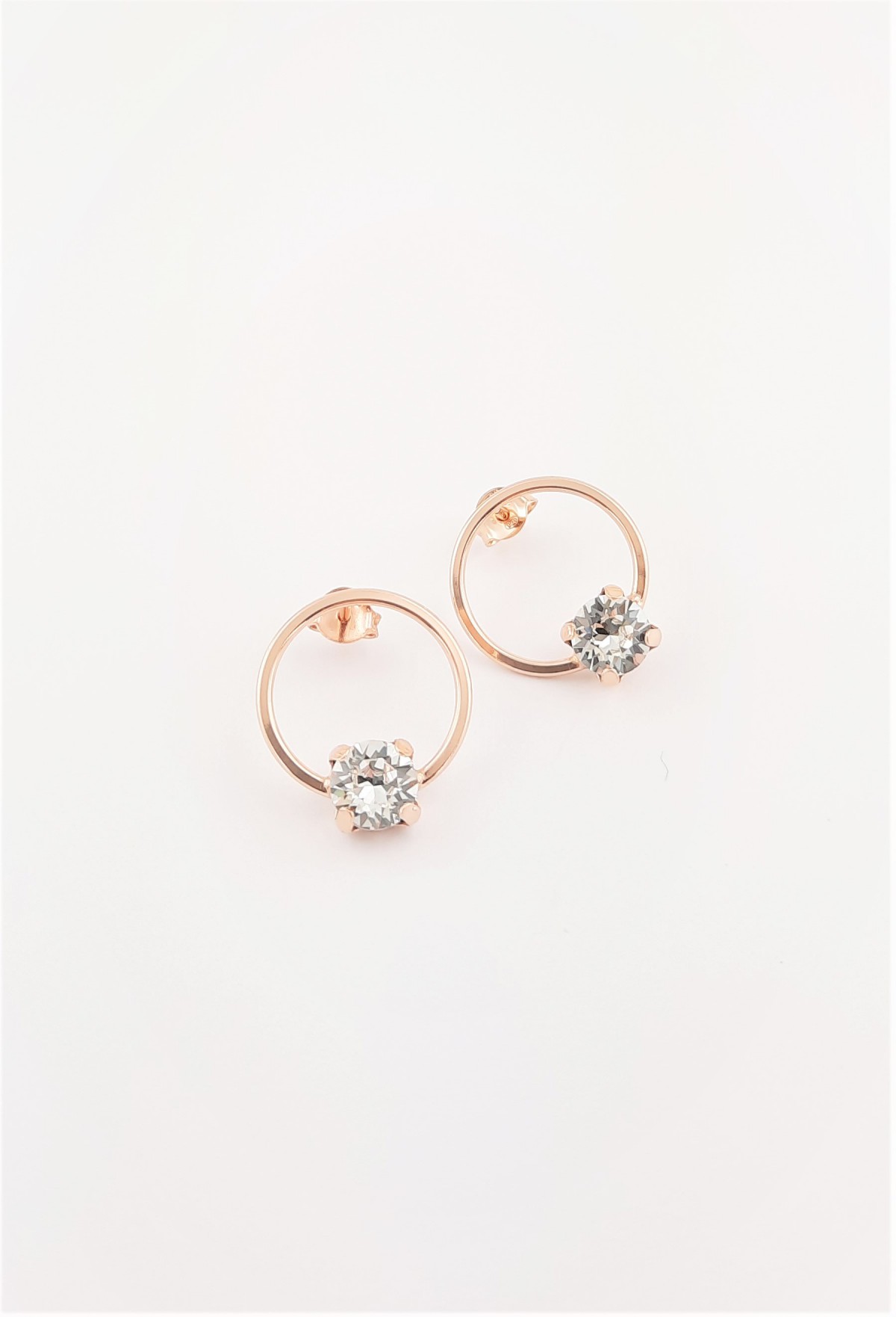 Halka Üzerinde Swarovski Tektaşlı Gümüş Küpe Halka Üzerinde Swarovski Tektaşlı Gümüş Küpe