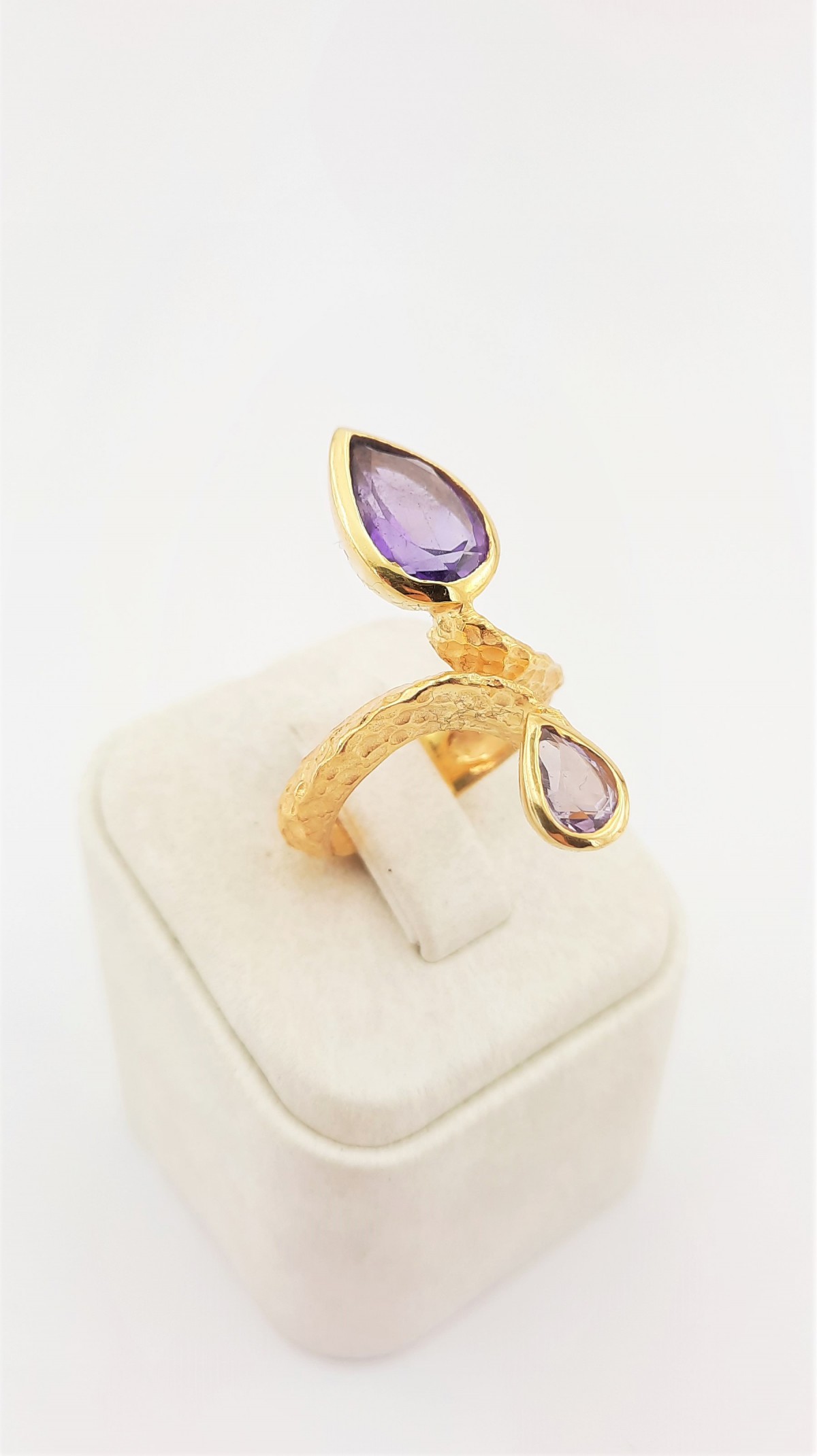 İki Ametist Taşlı Dövme Modelli Tasarım Gümüş Yüzük İki Ametist Taşlı Dövme Modelli Tasarım Gümüş Yüzük