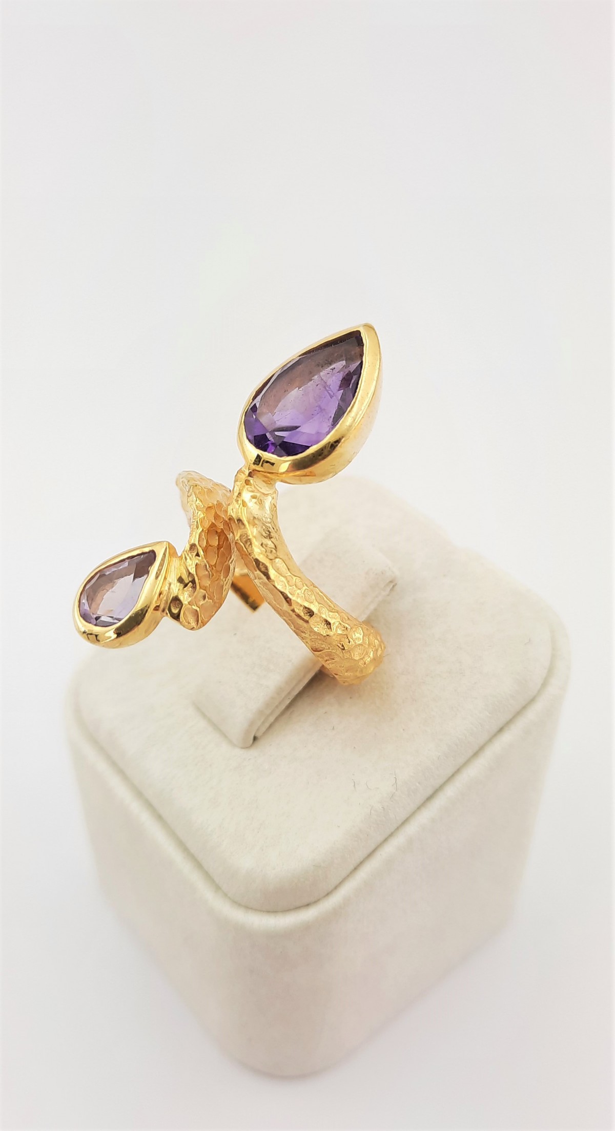 İki Ametist Taşlı Dövme Modelli Tasarım Gümüş Yüzük İki Ametist Taşlı Dövme Modelli Tasarım Gümüş Yüzük