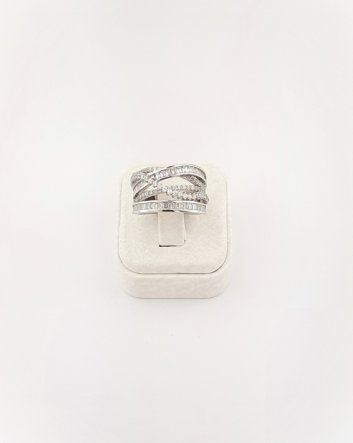 İki Sıra Baget Üç Sıra Minik Taşlı Gümüş Yüzük İki Sıra Baget Üç Sıra Minik Taşlı Gümüş Yüzük