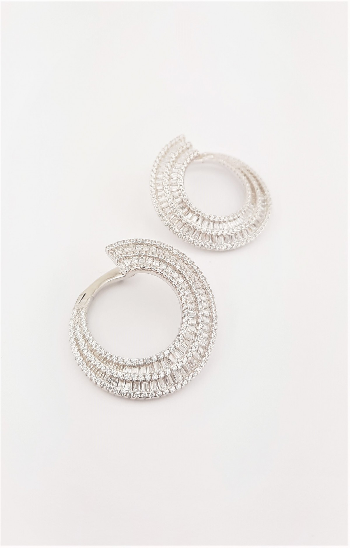 İki Sıralı Baget Taşlı Pırlanta Montür Gümüş Küpe İki Sıralı Baget Taşlı Pırlanta Montür Gümüş Küpe