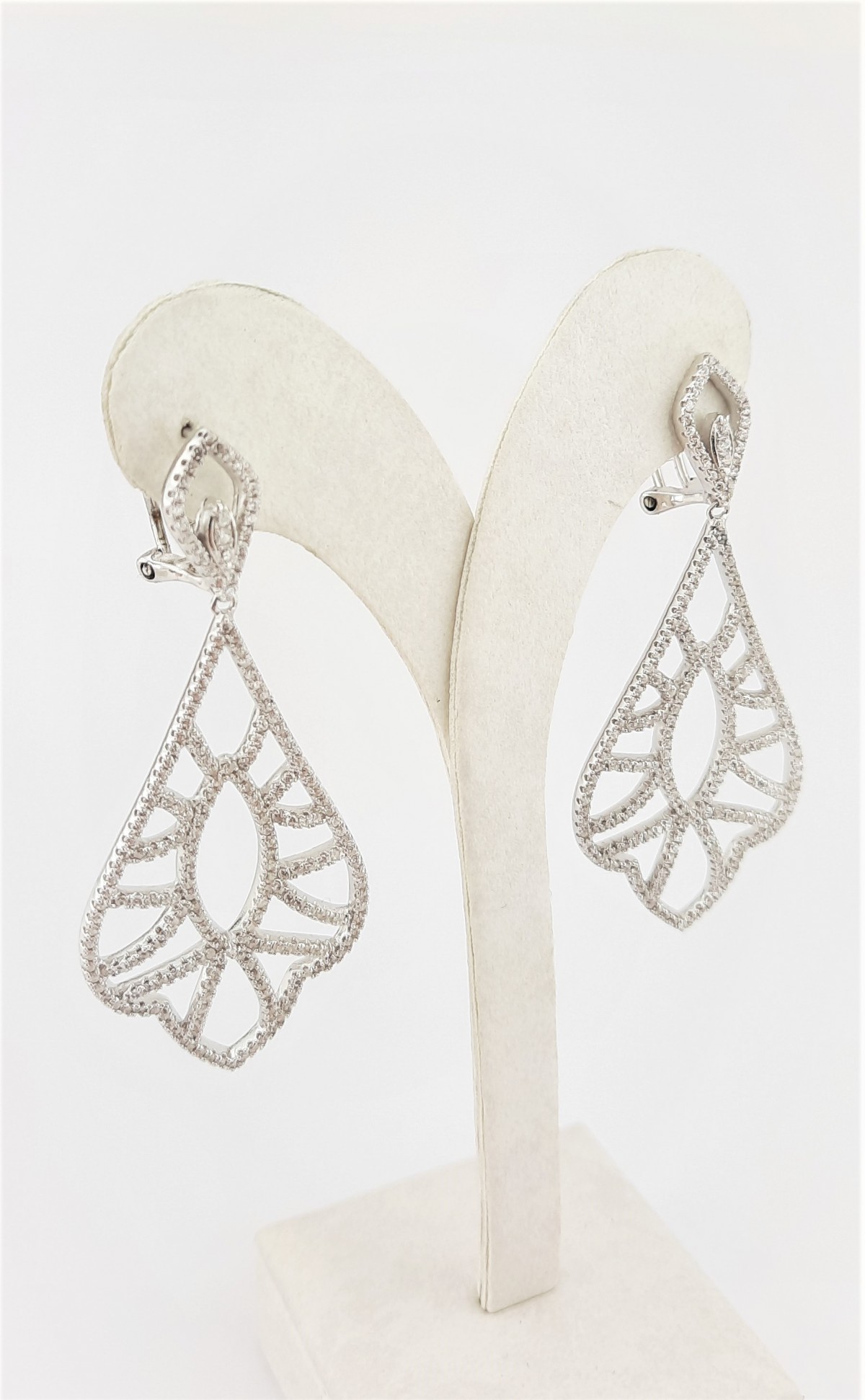 Işıltılı Sallantılı Büyük Pırlanta Montür Gümüş Küpe Işıltılı Sallantılı Büyük Pırlanta Montür Gümüş Küpe