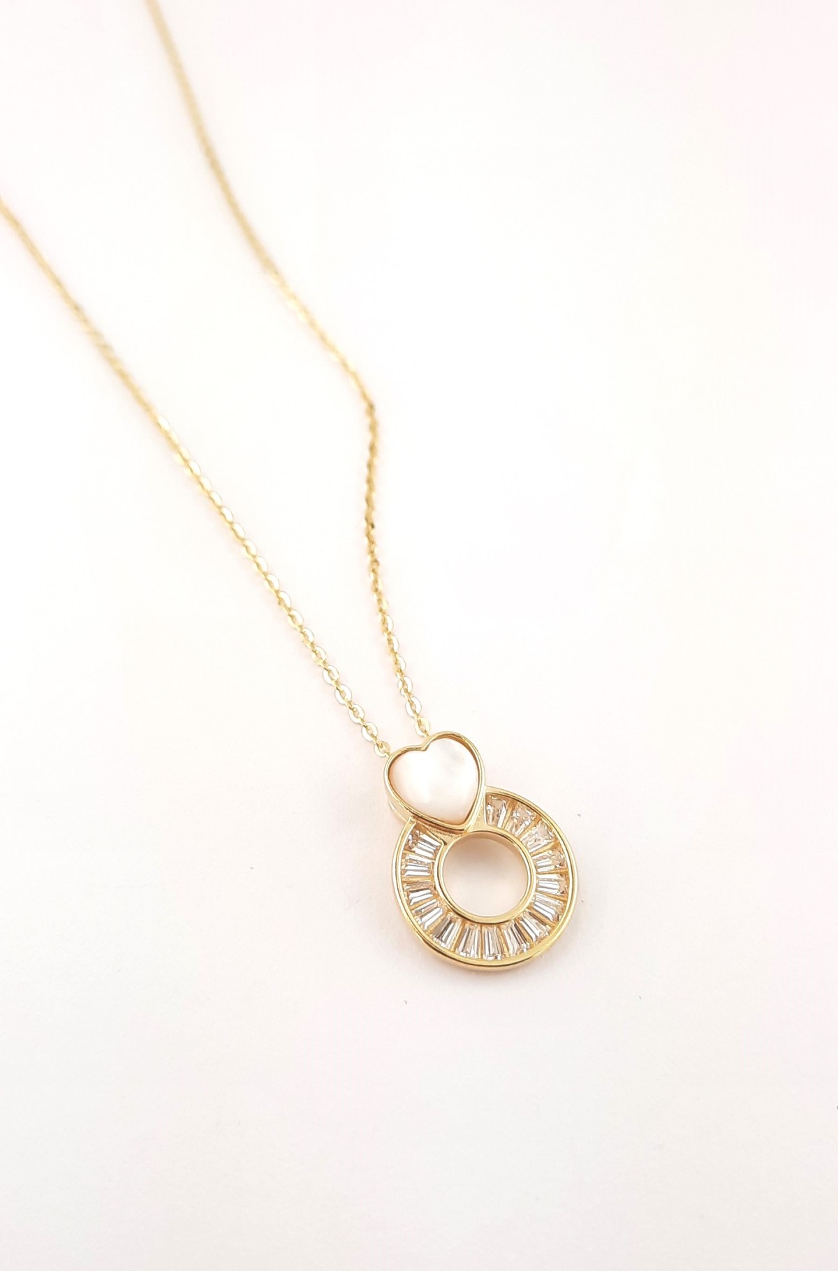 Kalp Kesim Kedi Gözü Taşlı Bagetli Daire Model Gold Gümüş Kolye Kalp Kesim Kedi Gözü Taşlı Bagetli Daire Model Gold Gümüş Kolye