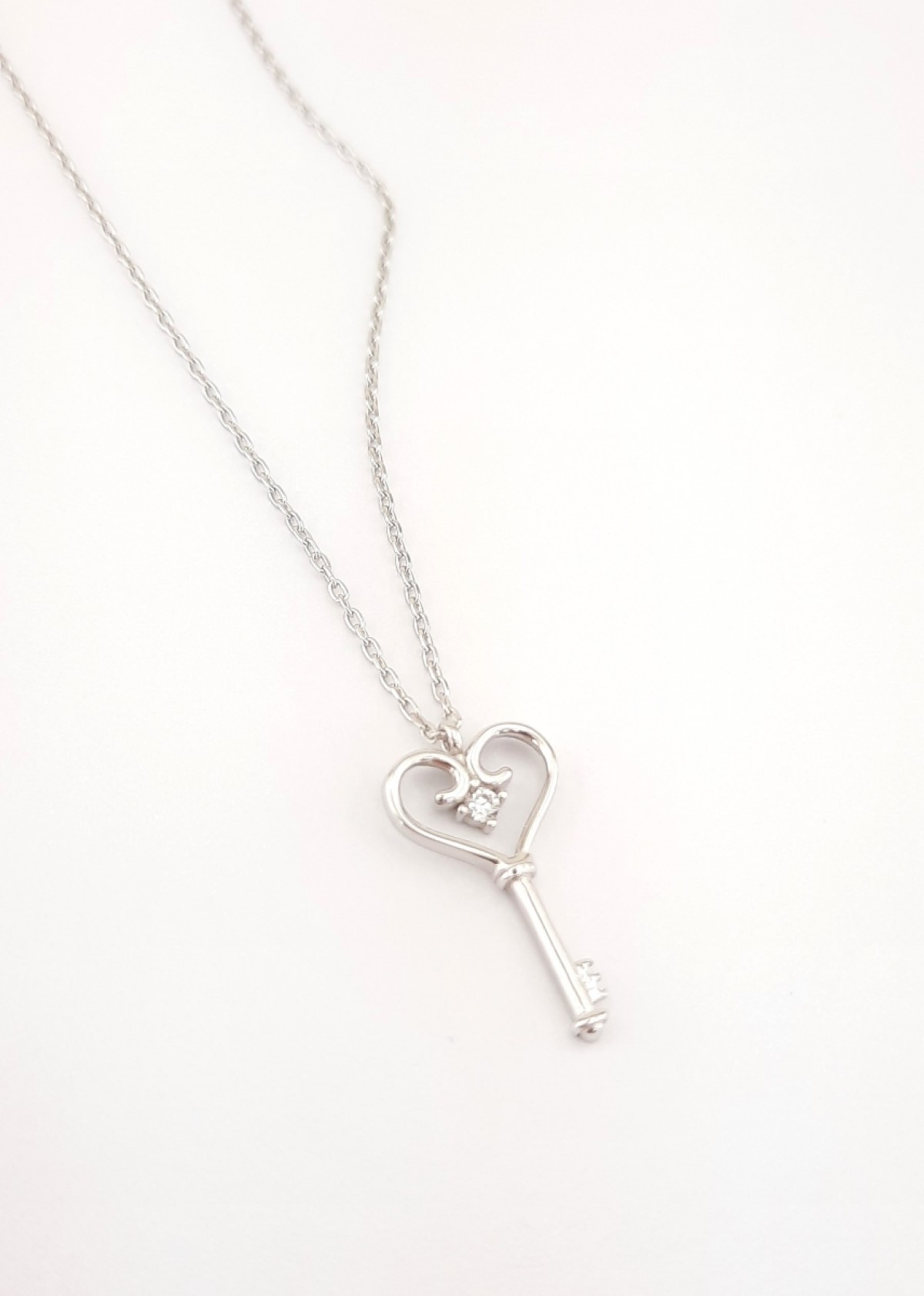Minik Taşlı Kalpli Anahtar Gümüş Kolye Minik Taşlı Kalpli Anahtar Gümüş Kolye