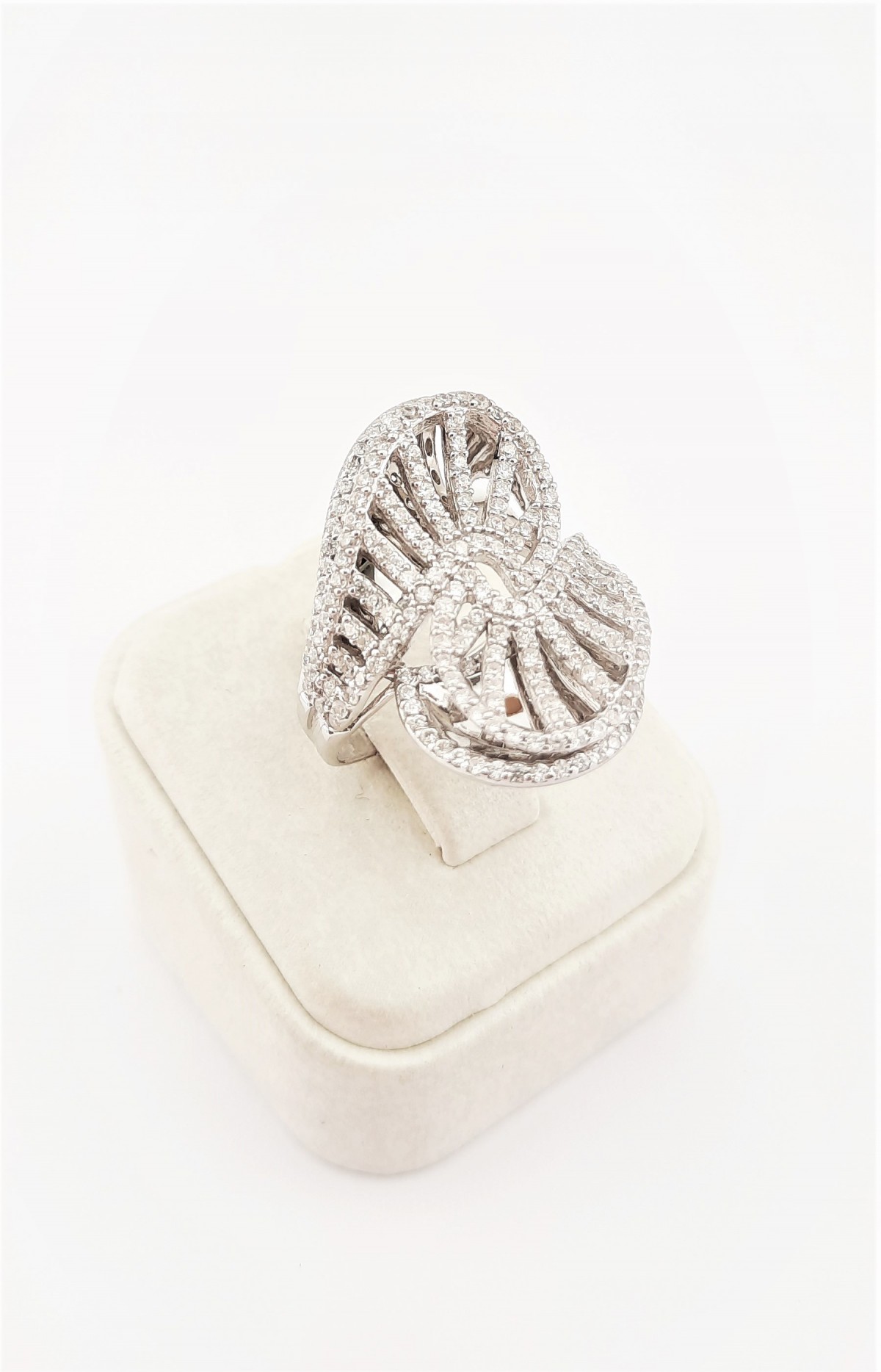 Katmanlı ve Kıvrımlı Model Pırlanta Montür Gümüş Yüzük Katmanlı ve Kıvrımlı Model Pırlanta Montür Gümüş Yüzük