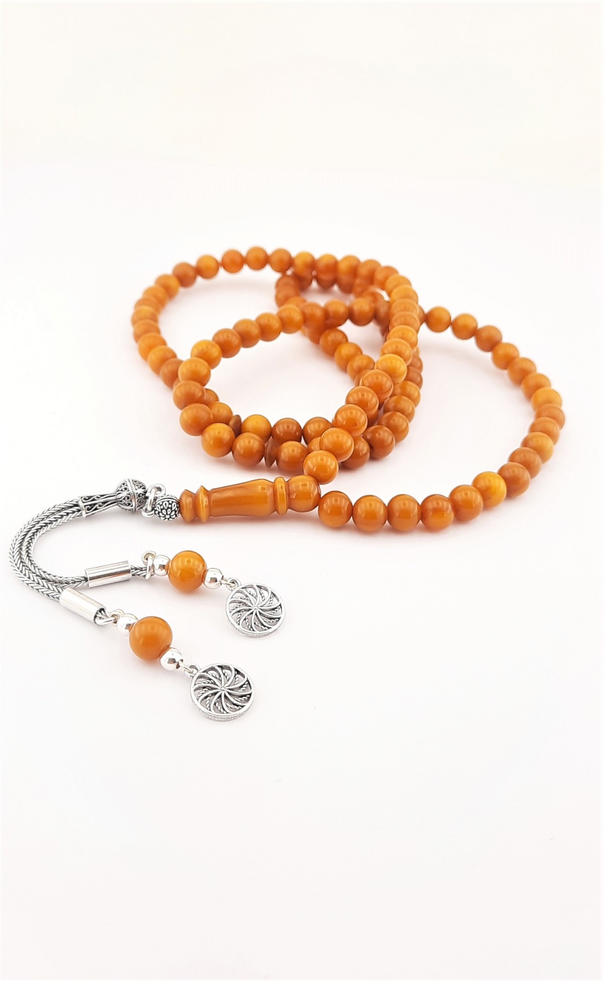 925 Ayar Gümüş Püsküllü Küre Kesim 99'luk Turuncu Renk Sıkma Kehribar Tespih 925 Ayar Gümüş Püsküllü Küre Kesim 99'luk Turuncu Renk Sıkma Kehribar Tespih