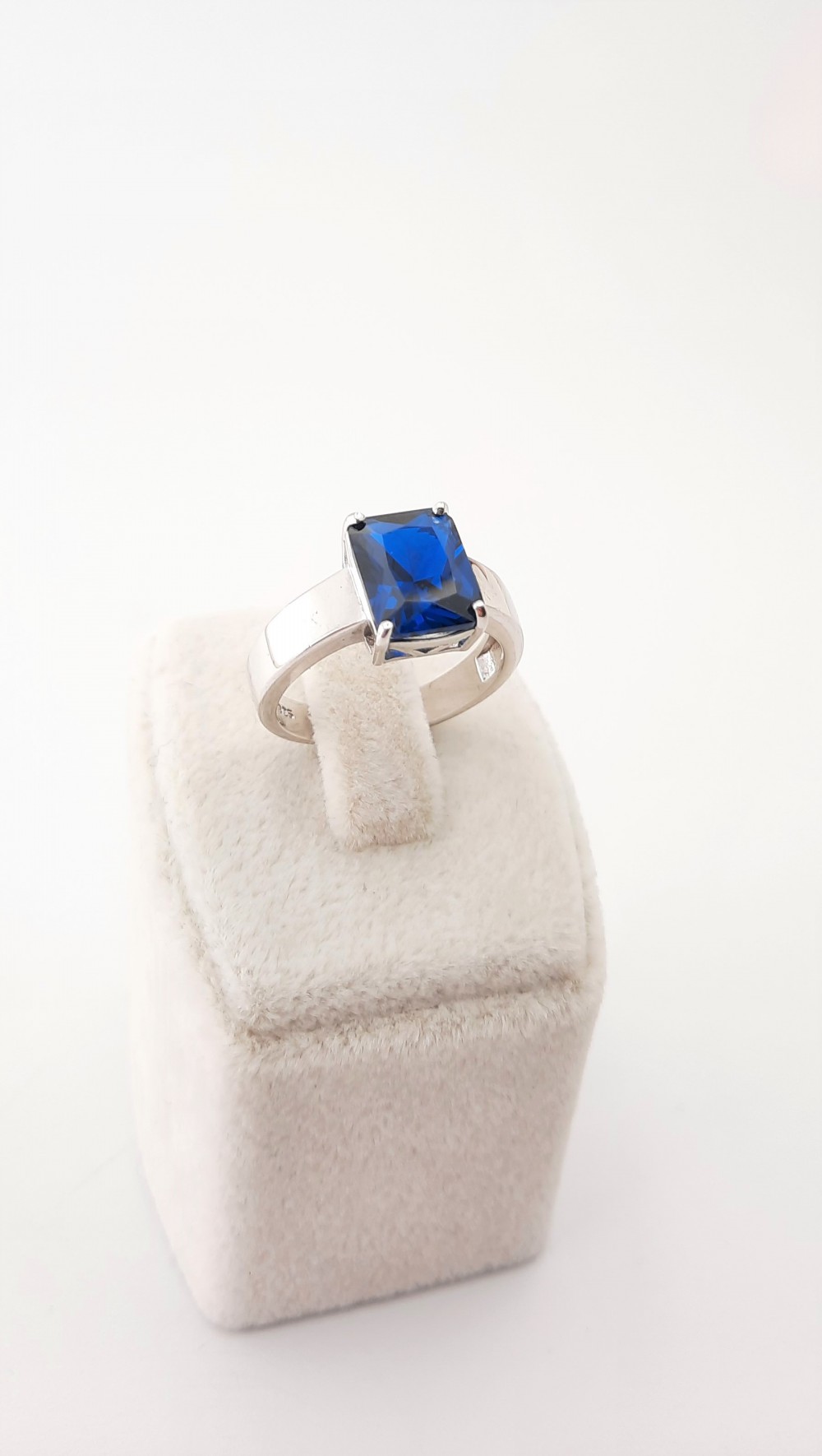 Lacivert Tektaş Pırlanta Montür Yüzük Lacivert Tektaş Pırlanta Montür Yüzük