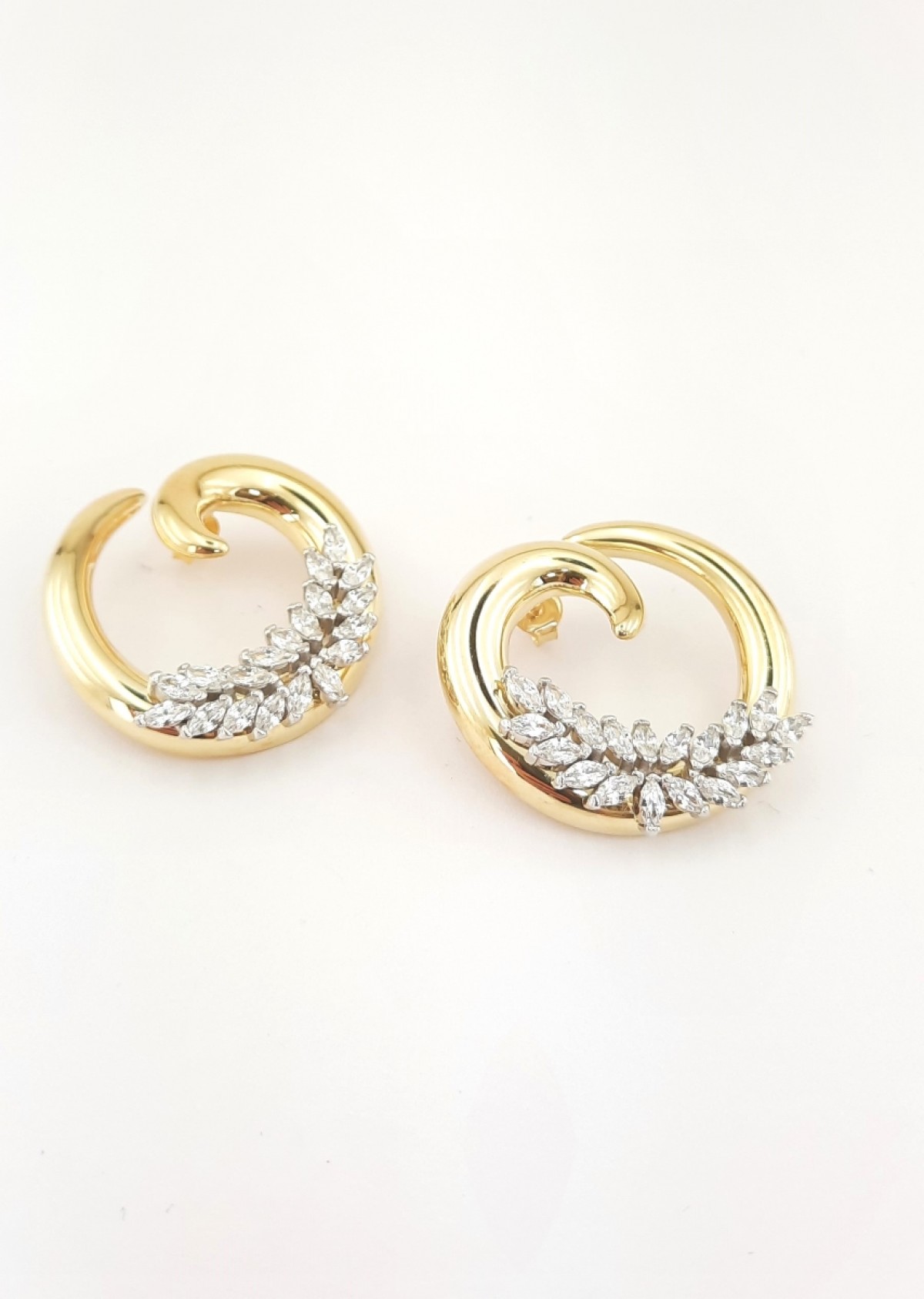 Markiz Kesim Taşlı Kıvrımlı Model Trend Gümüş Küpe Markiz Kesim Taşlı Kıvrımlı Model Trend Gümüş Küpe