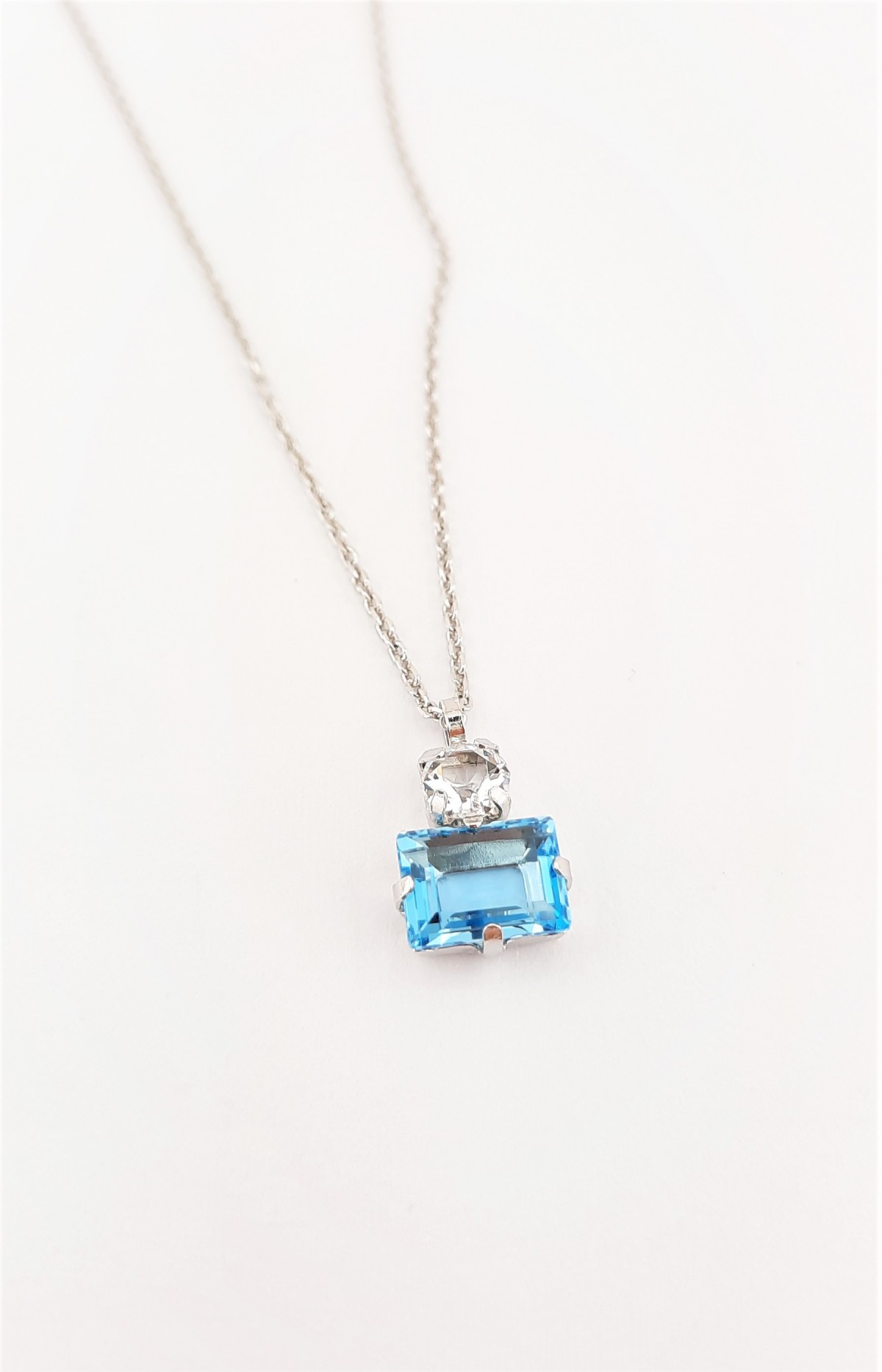 Mavi Renkli Baget ve Beyaz Minik Swarovski Taşlı Gümüş Kolye