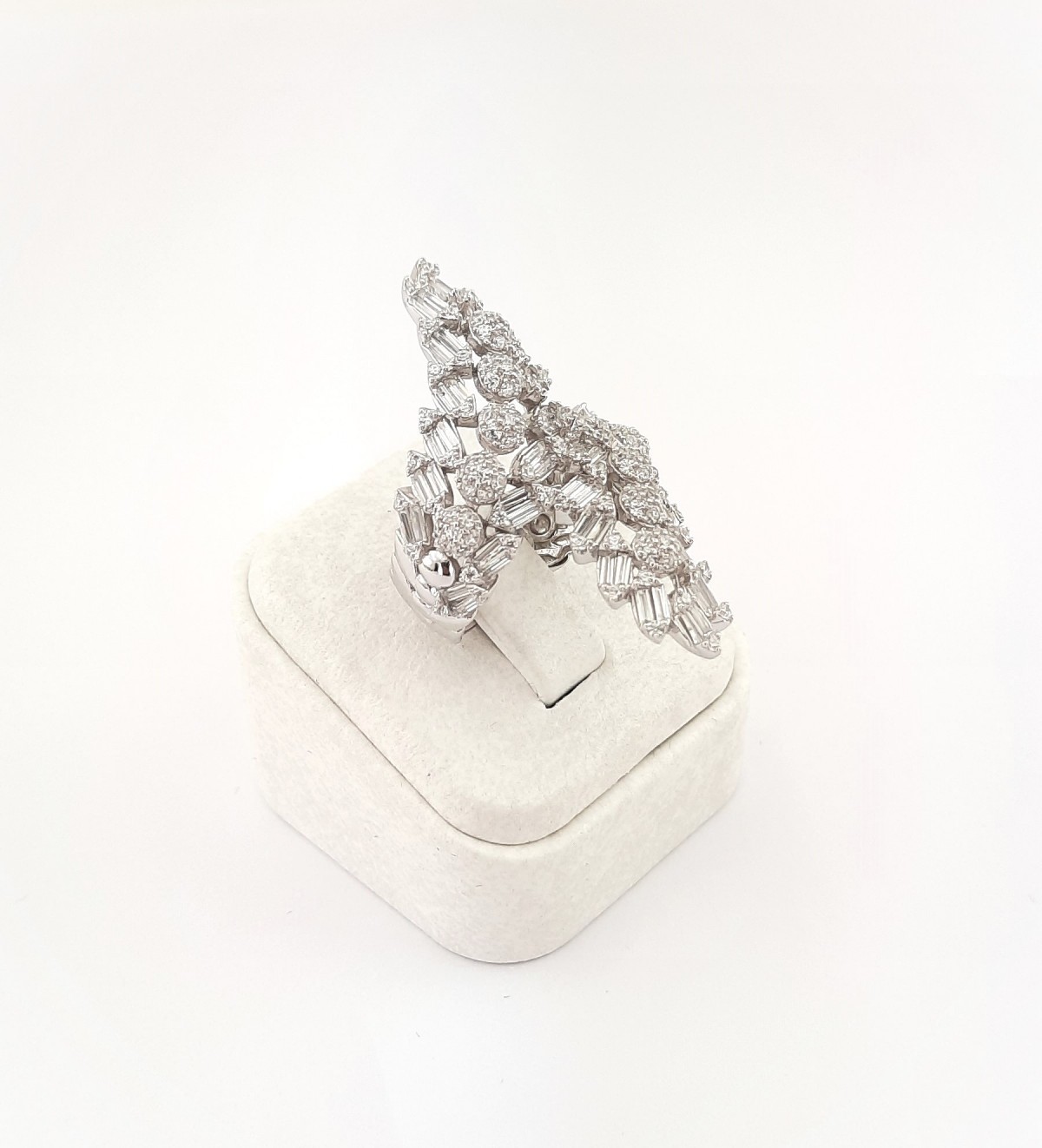 Minik Baget ve Yuvarlak Taşlı Tasarım Gümüş Yüzük Minik Baget ve Yuvarlak Taşlı Tasarım Gümüş Yüzük