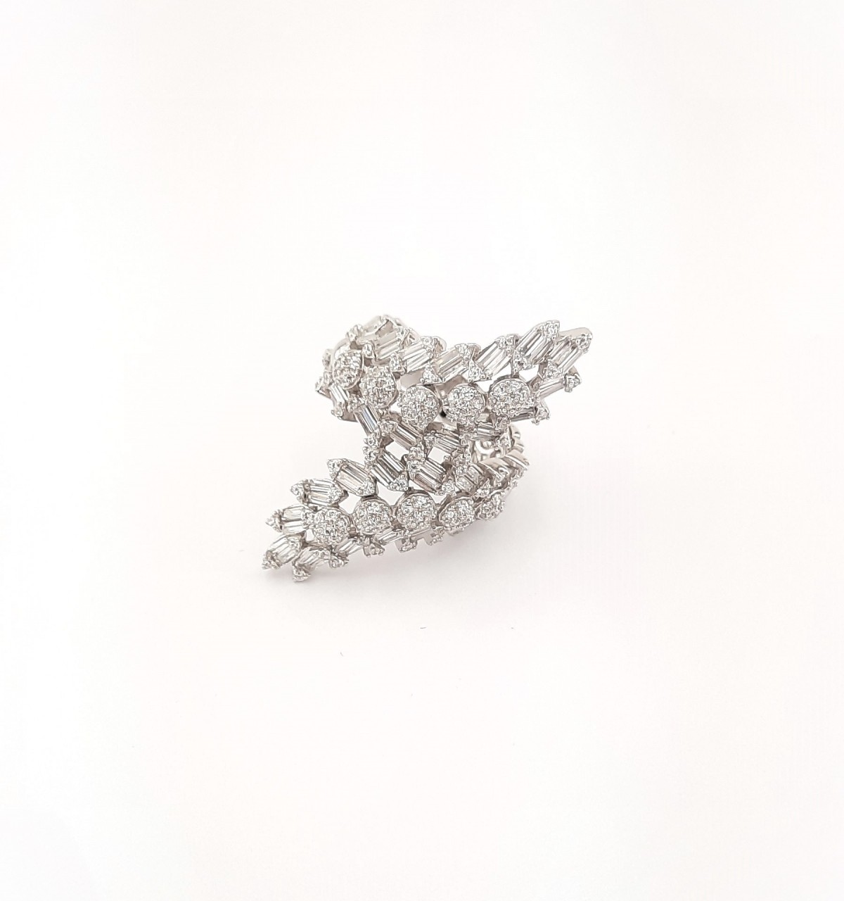 Minik Baget ve Yuvarlak Taşlı Tasarım Gümüş Yüzük Minik Baget ve Yuvarlak Taşlı Tasarım Gümüş Yüzük