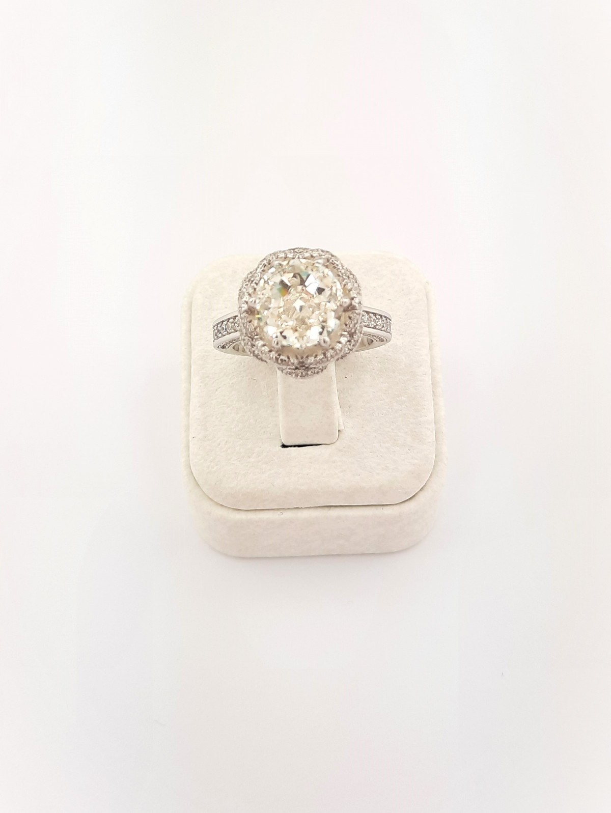 Montürü Taşlı Model Yuvarlak Kesim Tektaşlı Gümüş Yüzük Montürü Taşlı Model Yuvarlak Kesim Tektaşlı Gümüş Yüzük