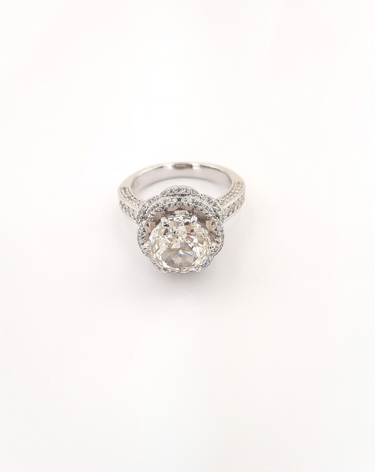 Montürü Taşlı Model Yuvarlak Kesim Tektaşlı Gümüş Yüzük Montürü Taşlı Model Yuvarlak Kesim Tektaşlı Gümüş Yüzük