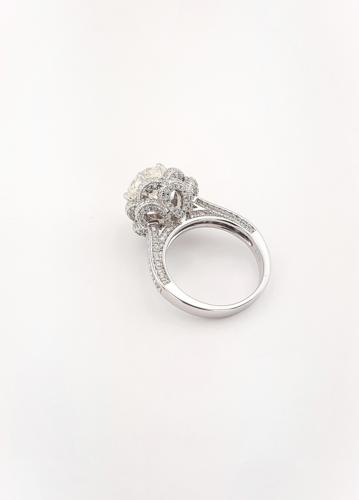 Montürü Taşlı Model Yuvarlak Kesim Tektaşlı Gümüş Yüzük Montürü Taşlı Model Yuvarlak Kesim Tektaşlı Gümüş Yüzük