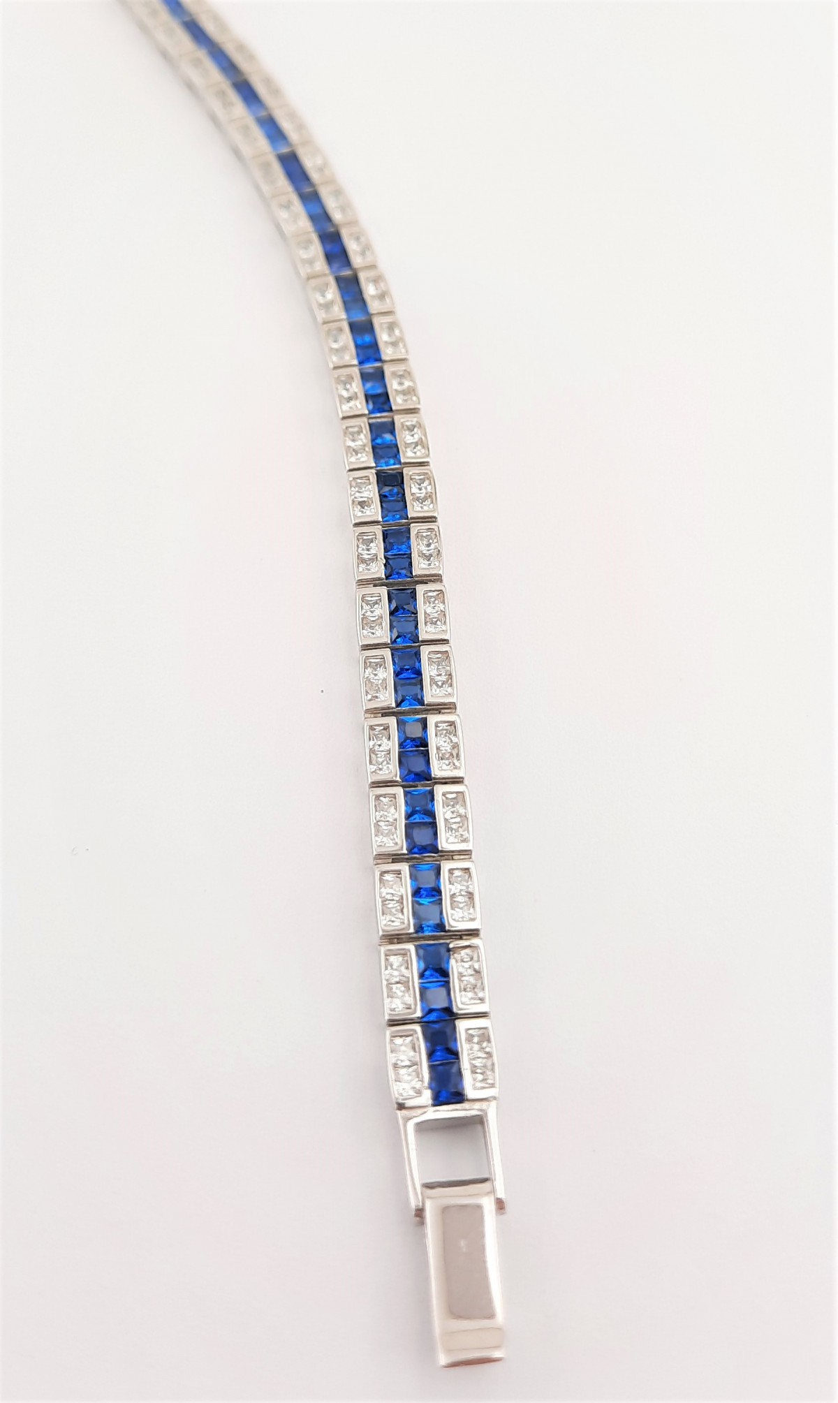 Orta Sırası Lacivert Taşlı Su Yolu Gümüş Bileklik Orta Sırası Lacivert Taşlı Su Yolu Gümüş Bileklik