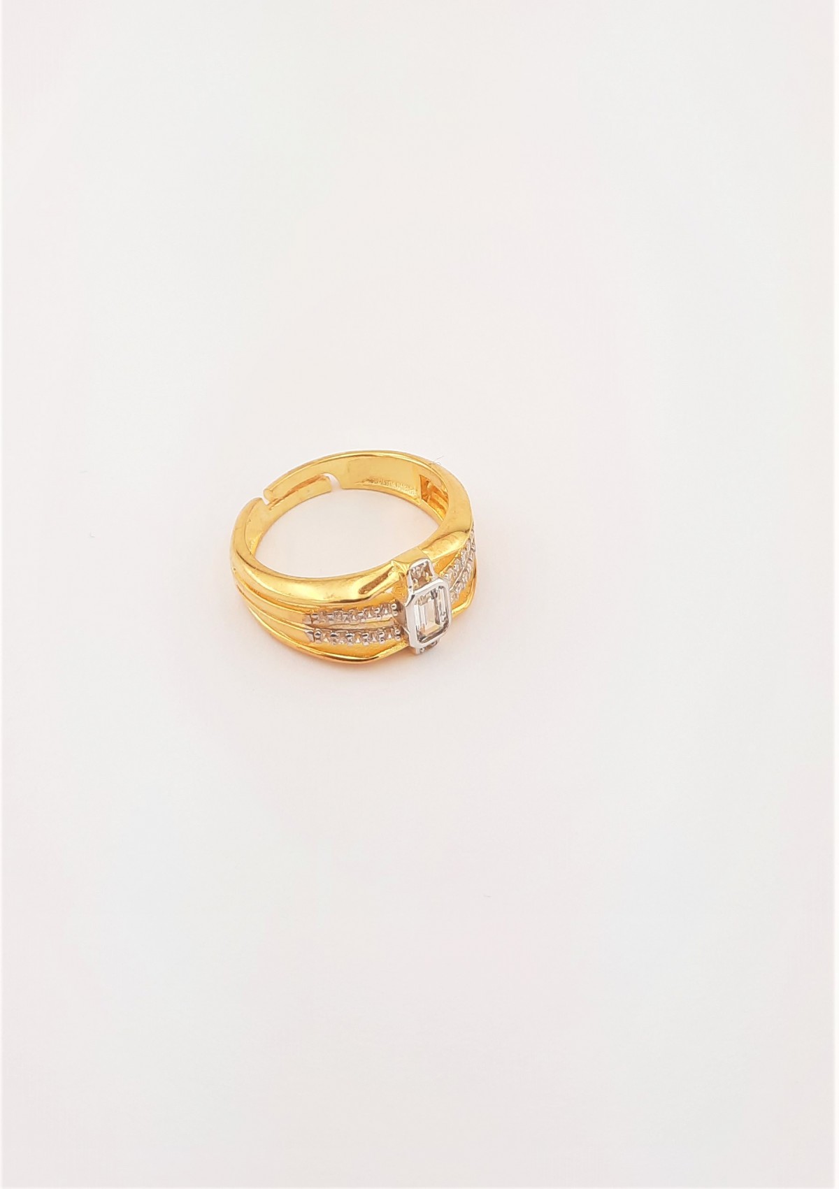 Ortası Baget Taşlı Dört Sıralı Model Gümüş Yüzük Ortası Baget Taşlı Dört Sıralı Model Gümüş Yüzük