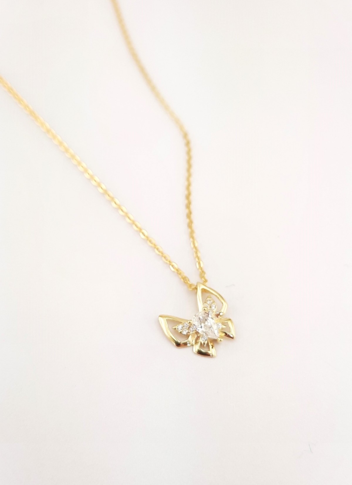 Ortası Damla Taşlı Kelebek Gold Gümüş Kolye Ortası Damla Taşlı Kelebek Gold Gümüş Kolye