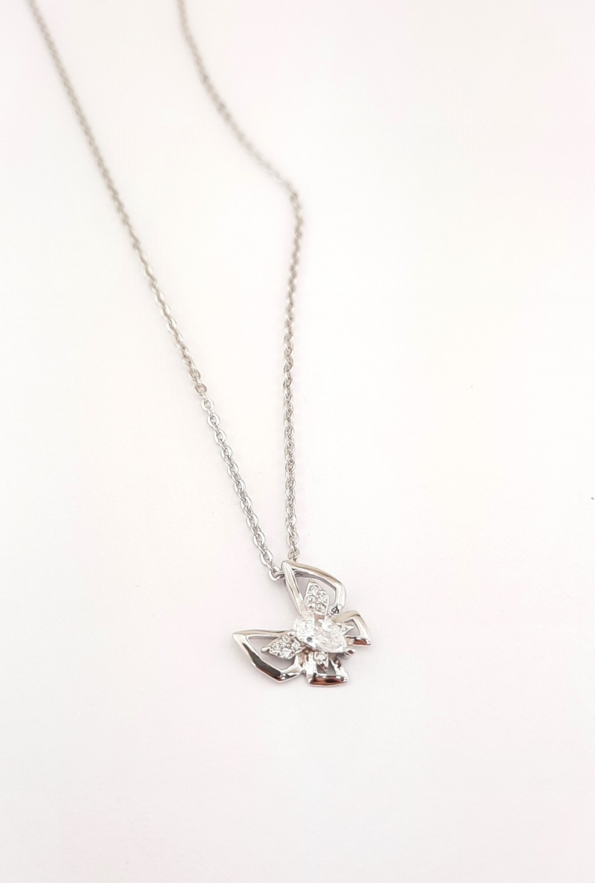 Ortası Damla Taşlı Kelebek Gümüş Kolye Ortası Damla Taşlı Kelebek Gümüş Kolye