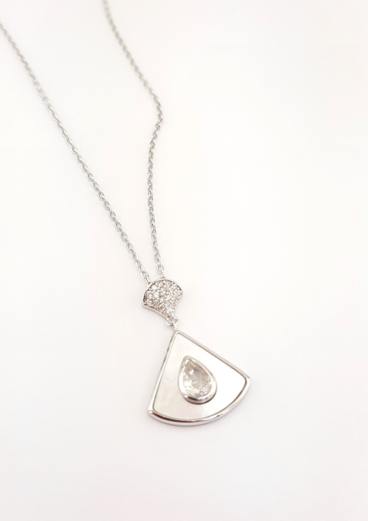 Ortası Damla Taşlı Sedefli Üçgen Model Gümüş Kolye