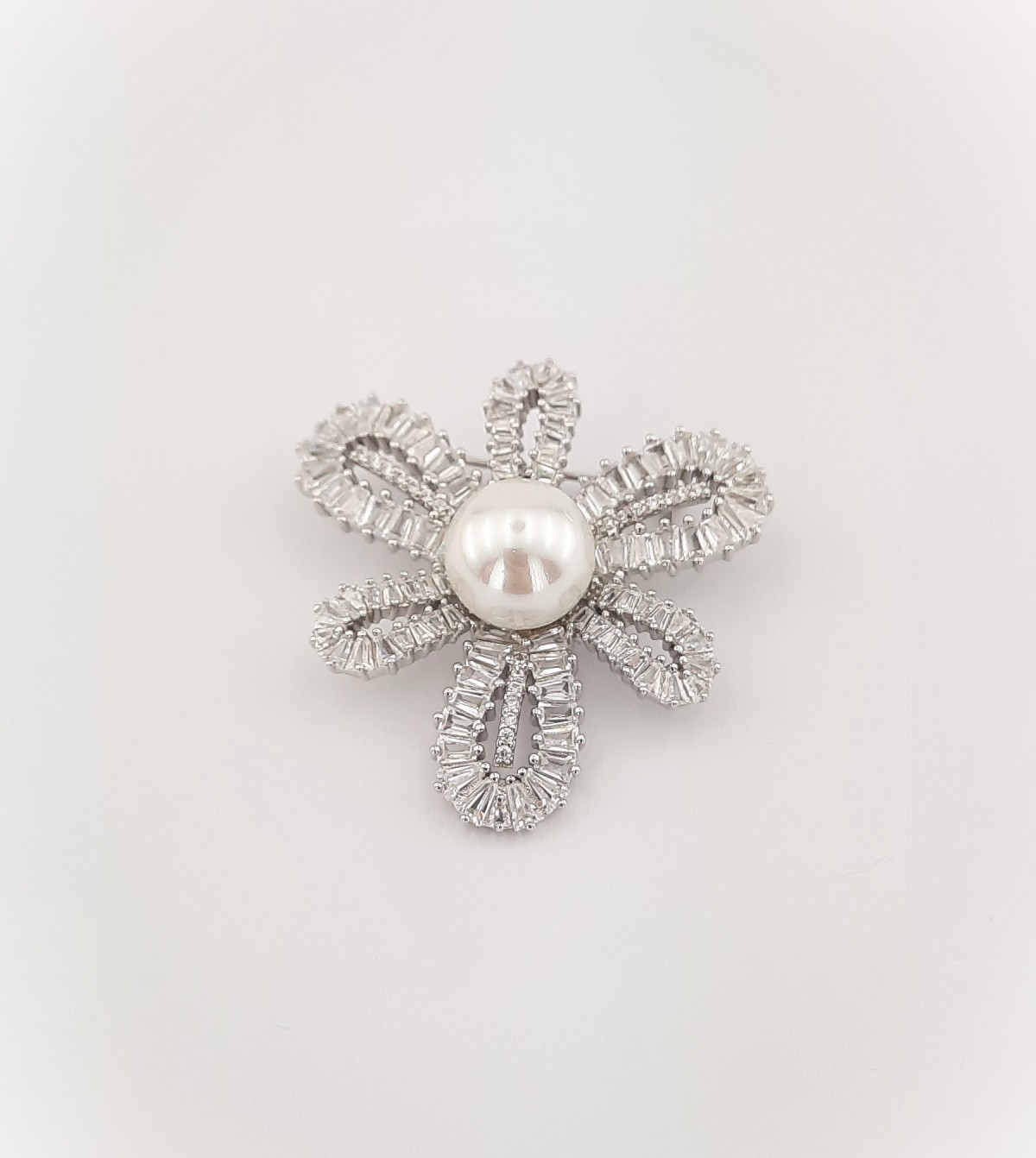 Ortası İncili Baget Taşlı Çiçek Model Gümüş Broş Ortası İncili Baget Taşlı Çiçek Model Gümüş Broş