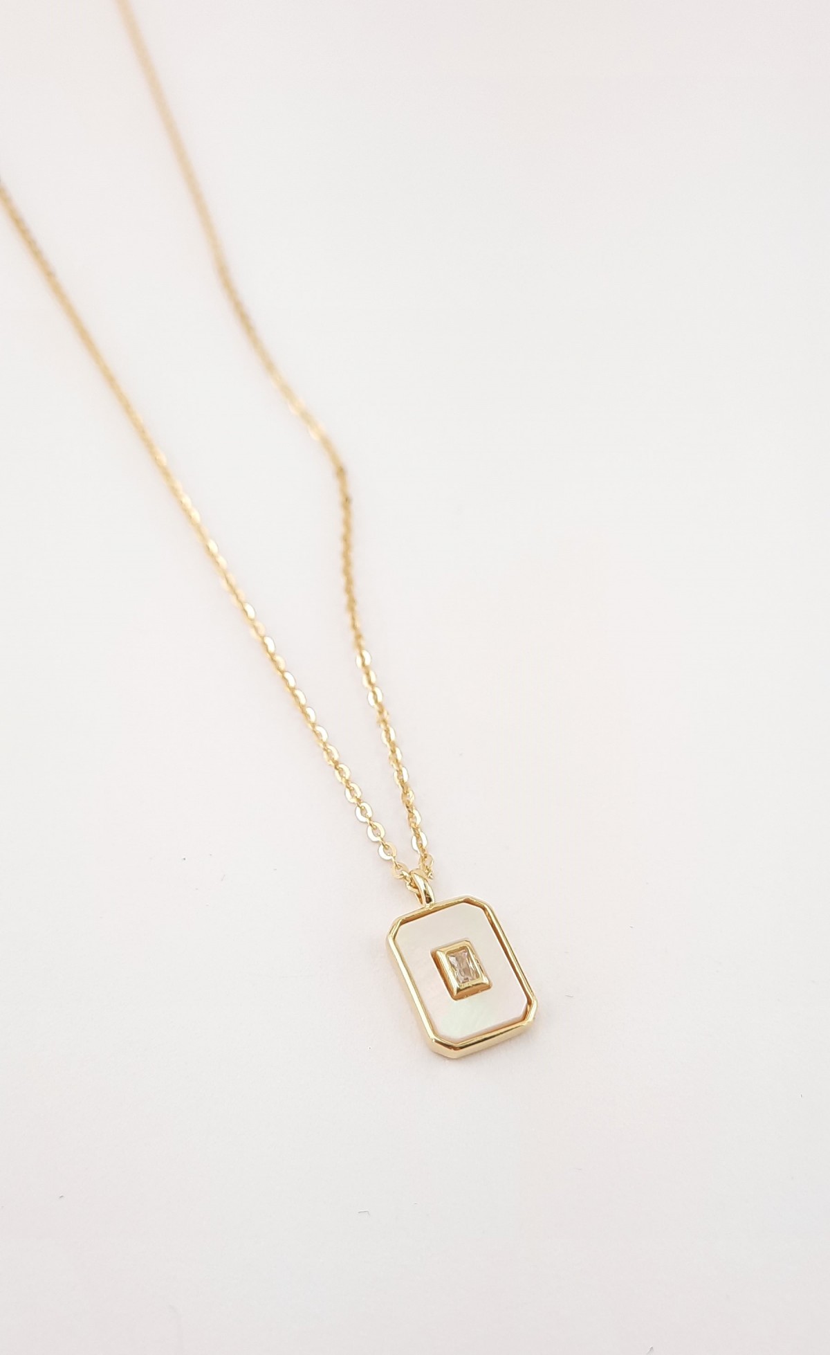 Ortası Taşlı Sedef Dikdörtgen Plakalı Gümüş Kolye Ortası Taşlı Sedef Dikdörtgen Plakalı Gümüş Kolye